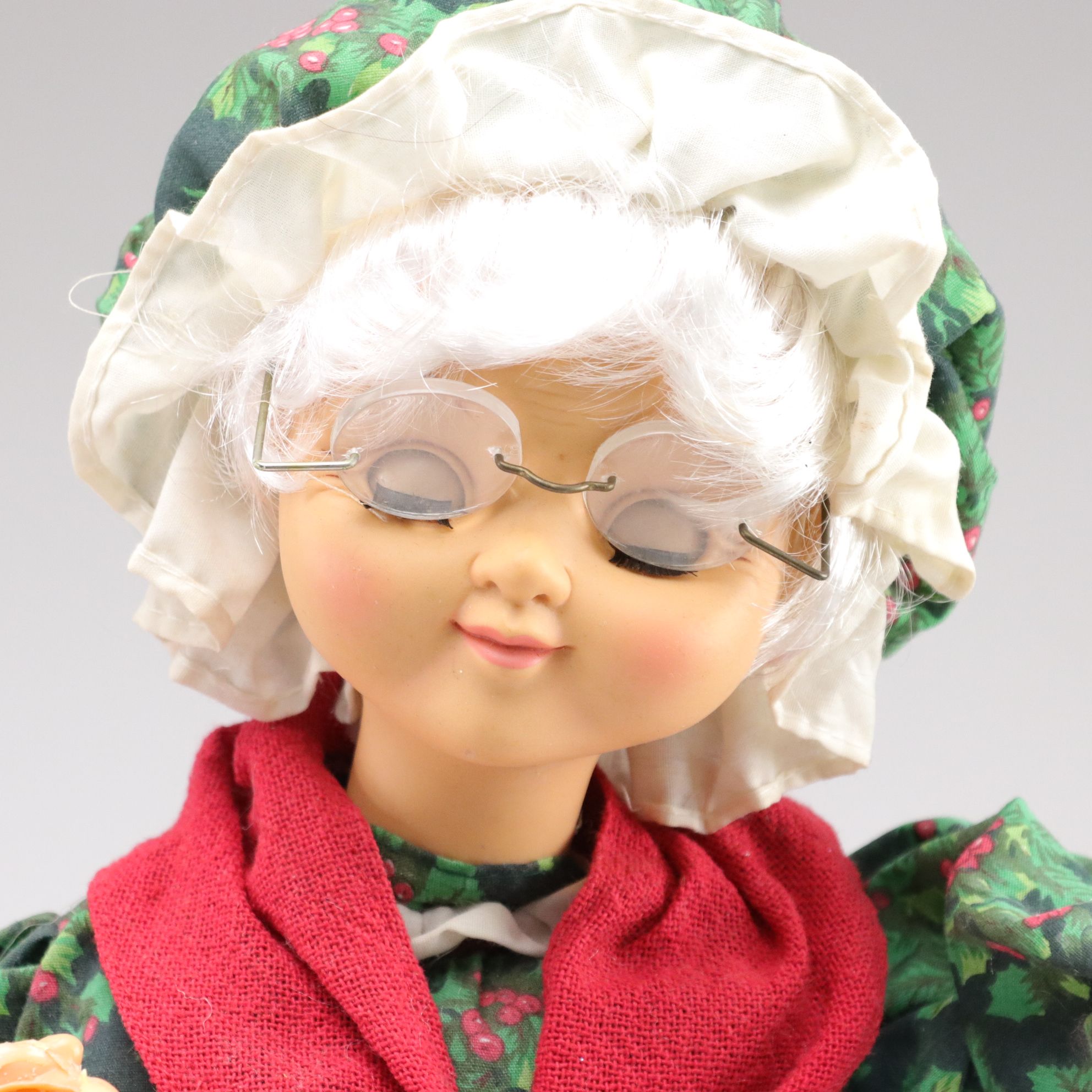 Santa Claus and Mrs. Claus with Light Post in Set of Animated Caroling Figures