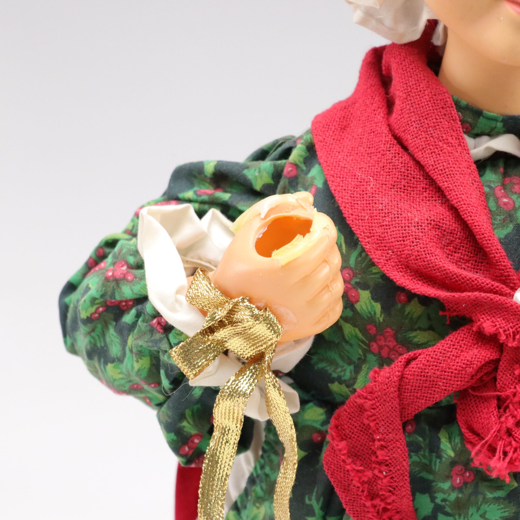 Santa Claus and Mrs. Claus with Light Post in Set of Animated Caroling Figures