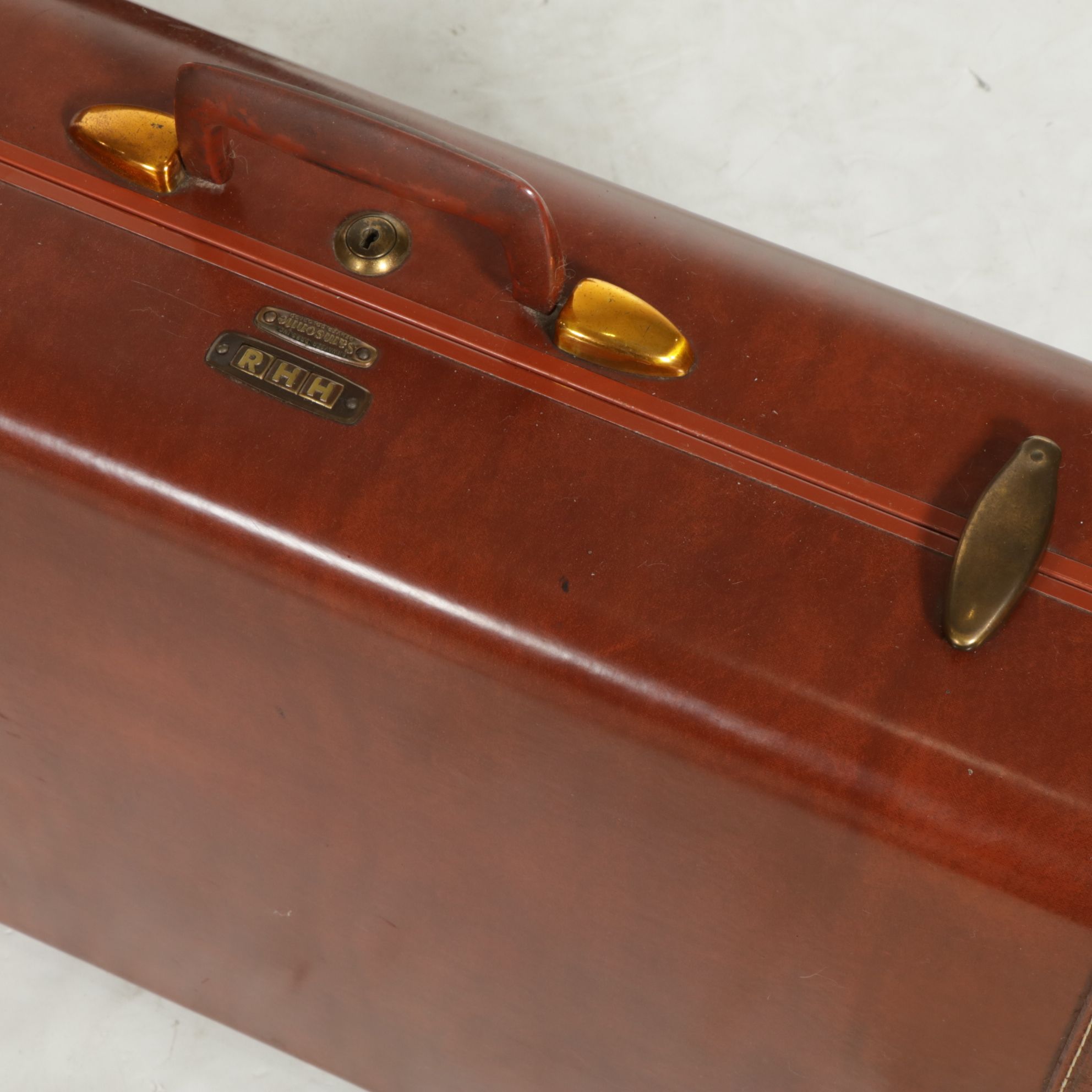 Wheary Airplane Wardrolette with Two Samsonite Suitcases