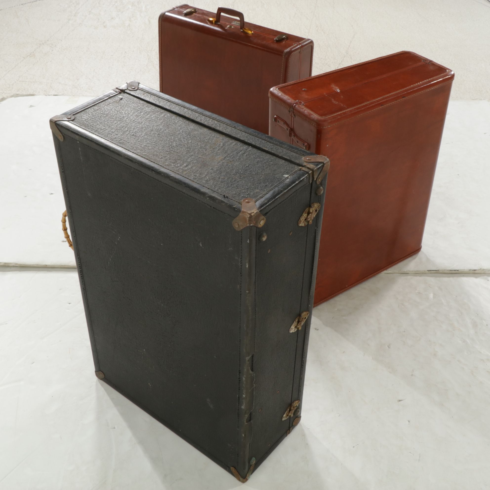 Wheary Airplane Wardrolette with Two Samsonite Suitcases