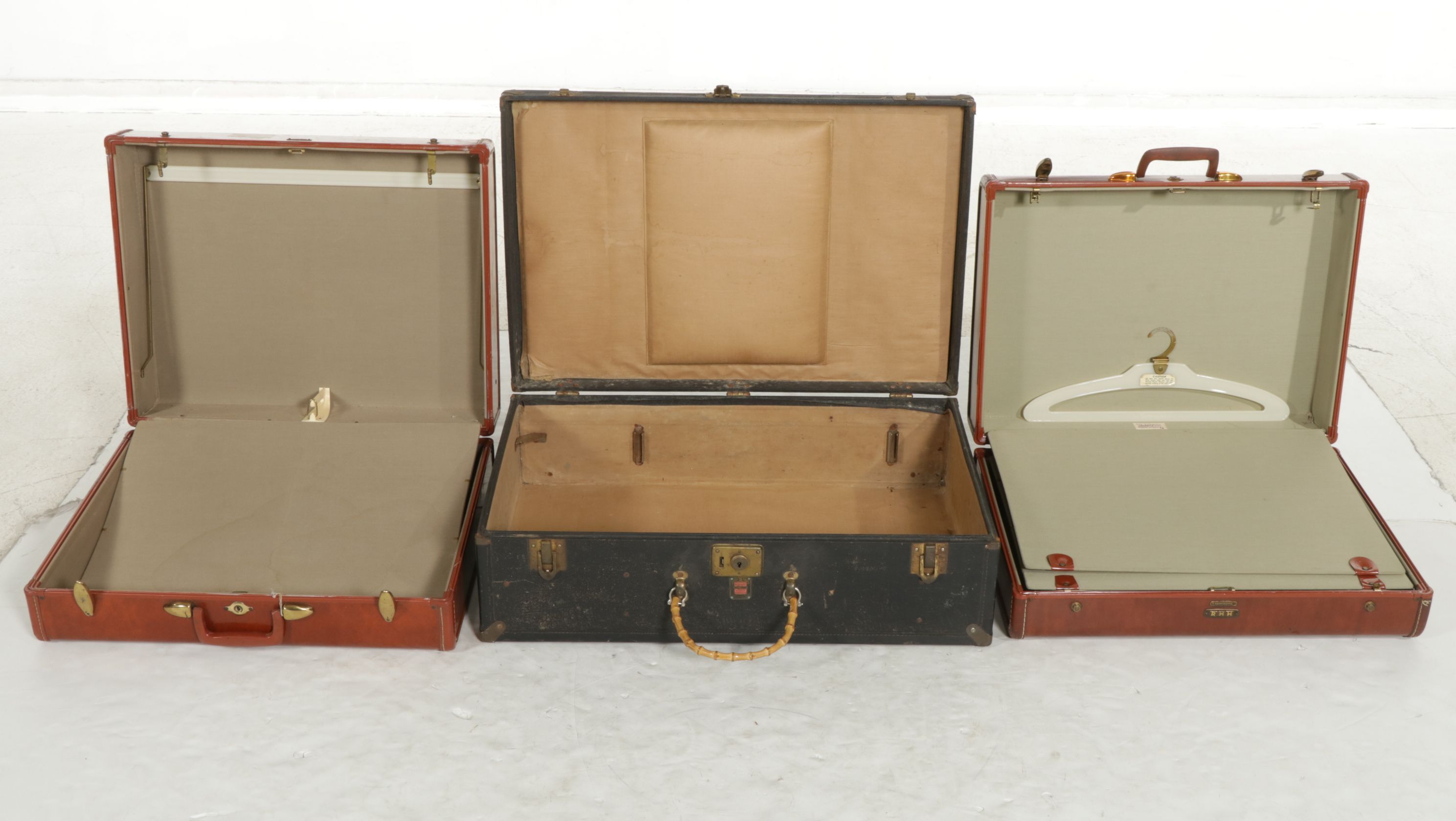 Wheary Airplane Wardrolette with Two Samsonite Suitcases