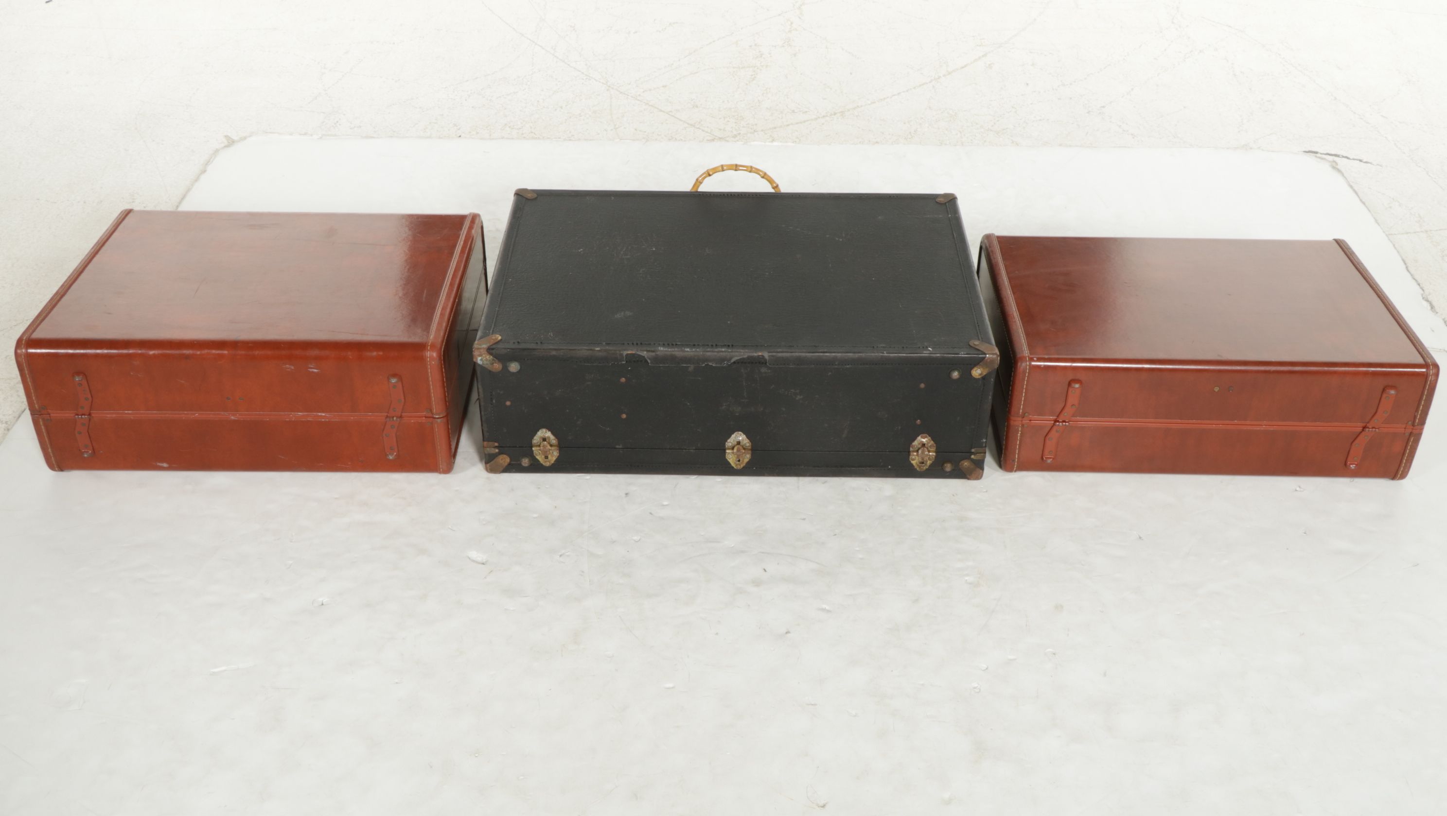 Wheary Airplane Wardrolette with Two Samsonite Suitcases