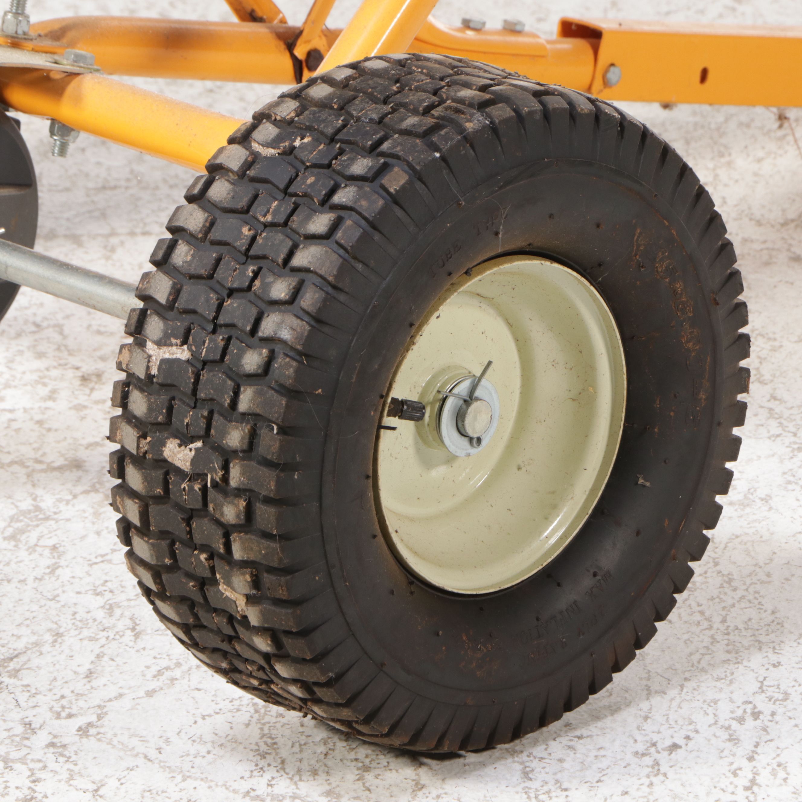 Cub Cadet Pull Behind Fertilizer Spreader