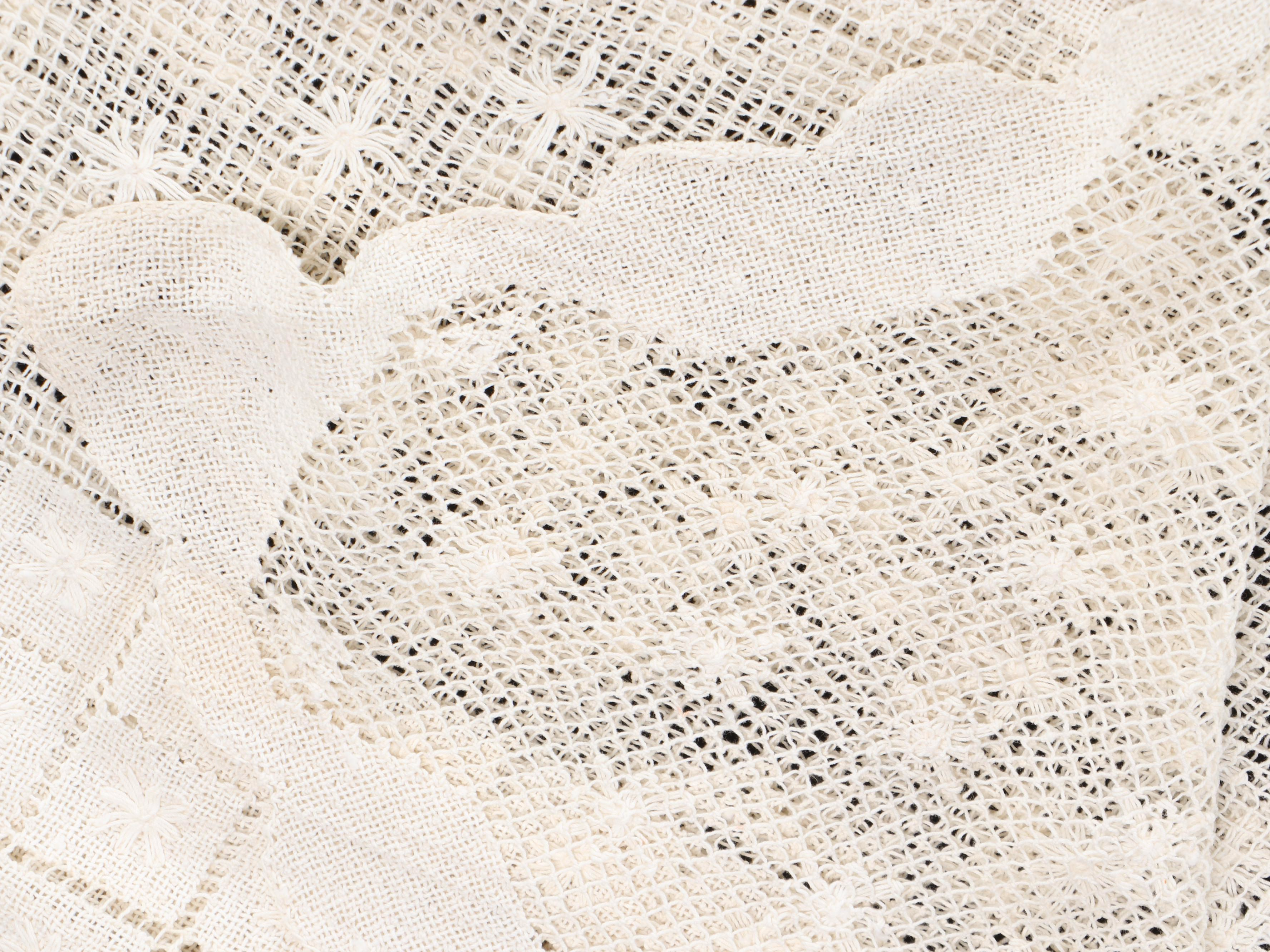 Floral Cotton Blankets with Lace Tablecloths and Cotton Placemats