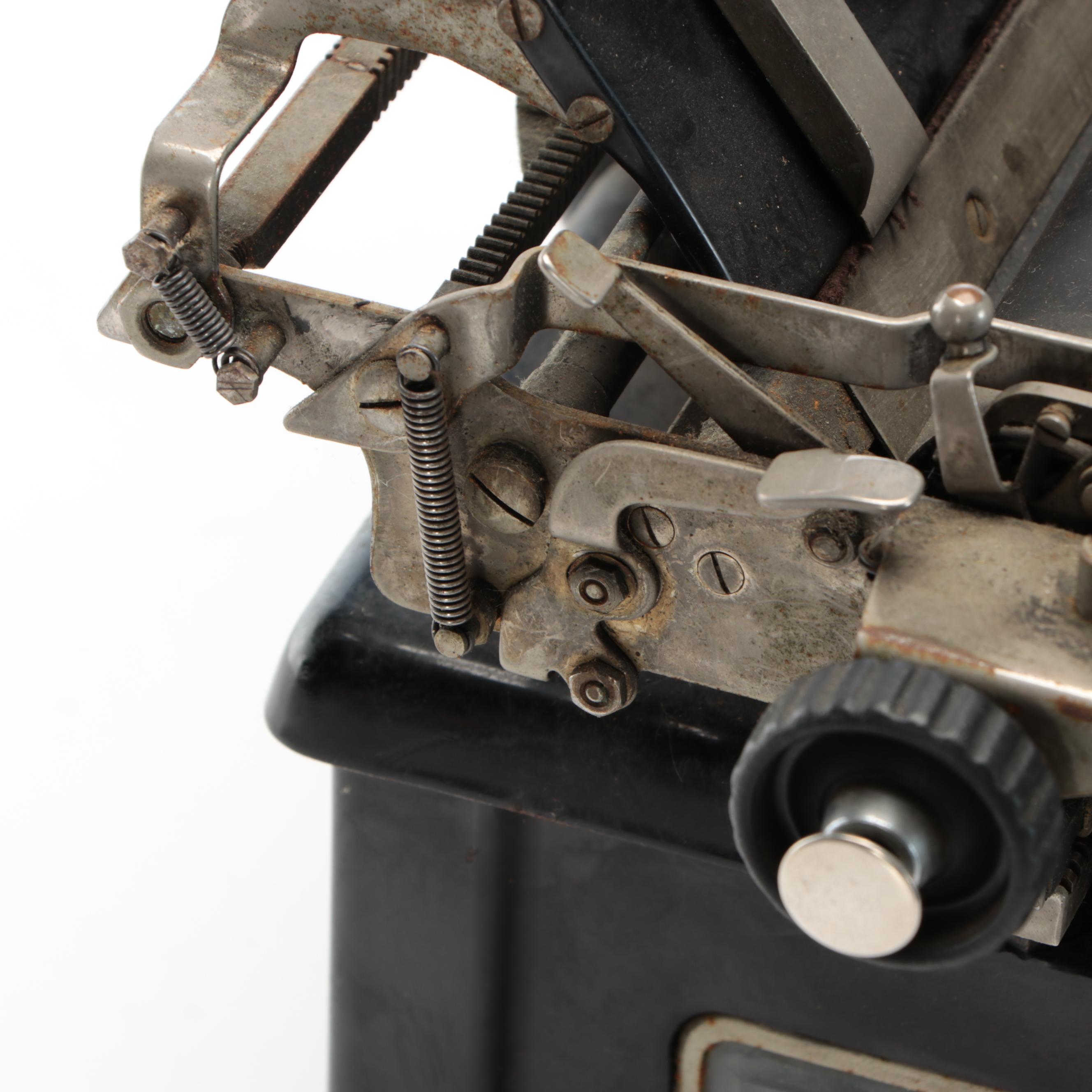 Royal Classic Metal Manual Typewriter