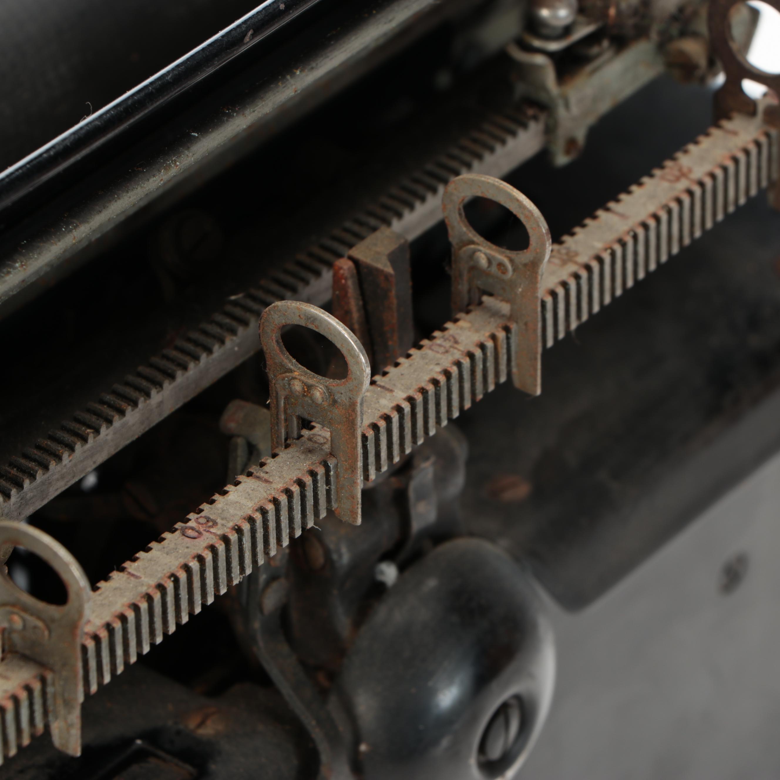 Royal Classic Metal Manual Typewriter