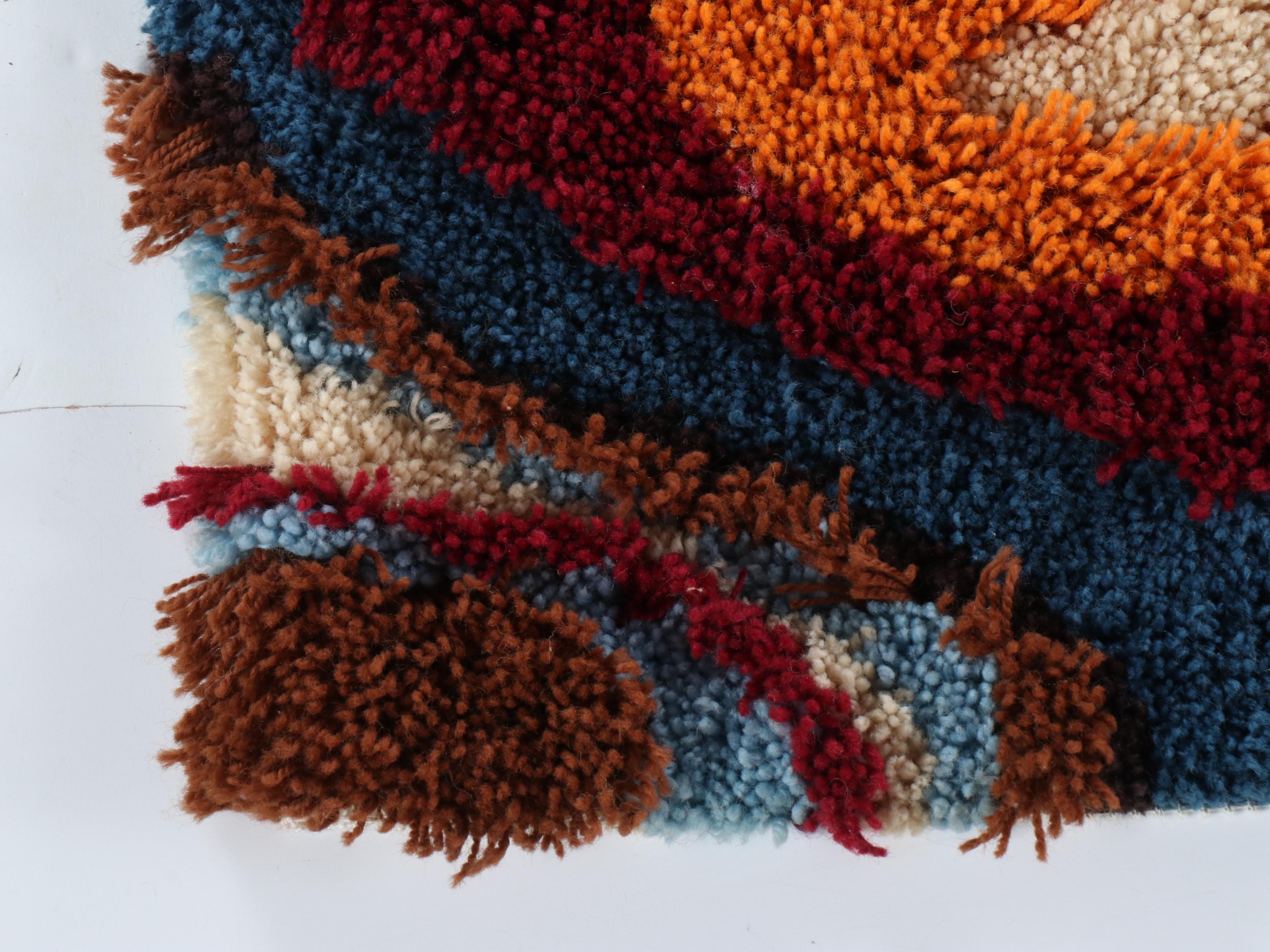 1'10 x 3'7 Hand-Crafted Abstract Latch Hook Accent Rug