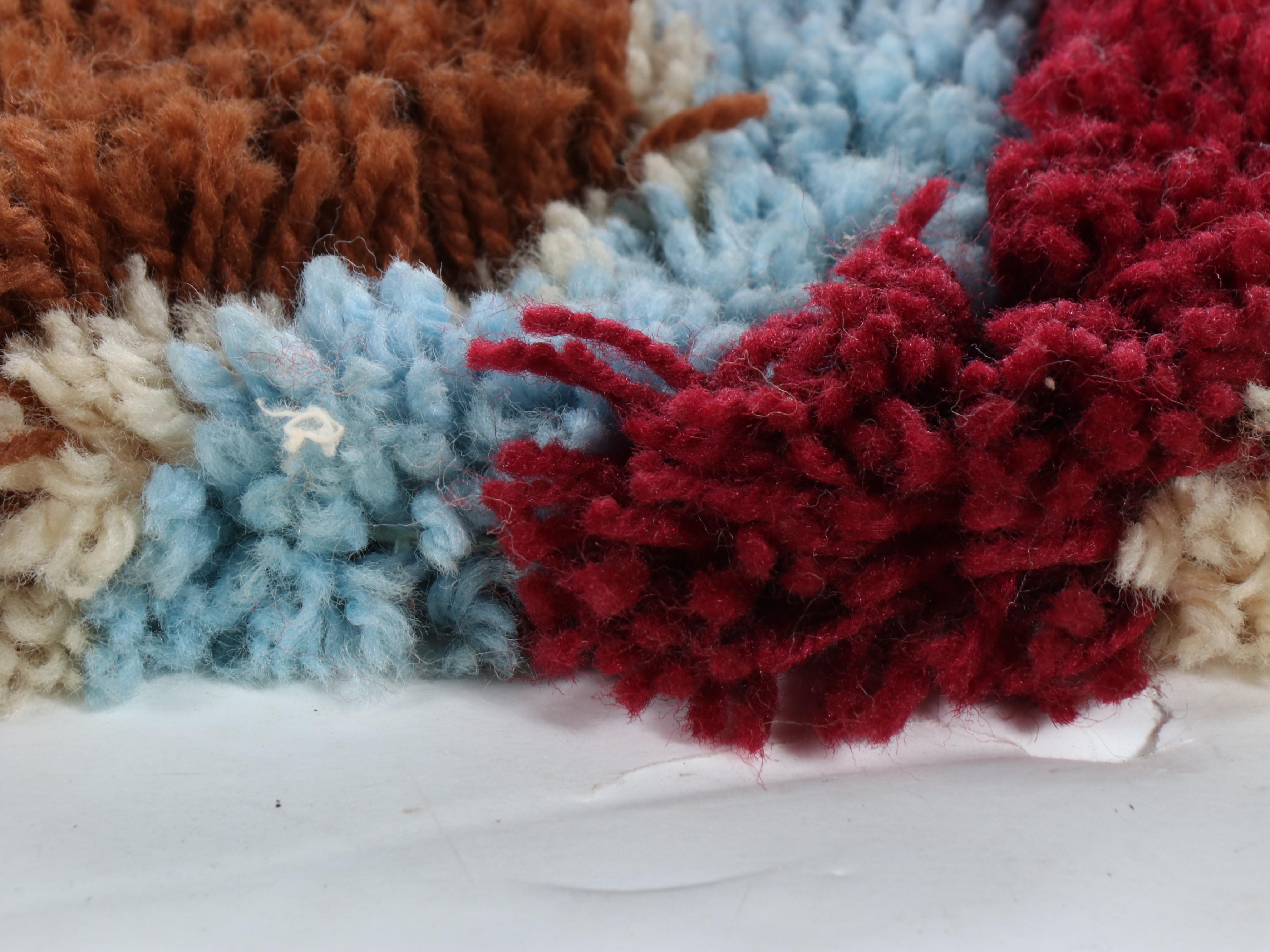 1'10 x 3'7 Hand-Crafted Abstract Latch Hook Accent Rug