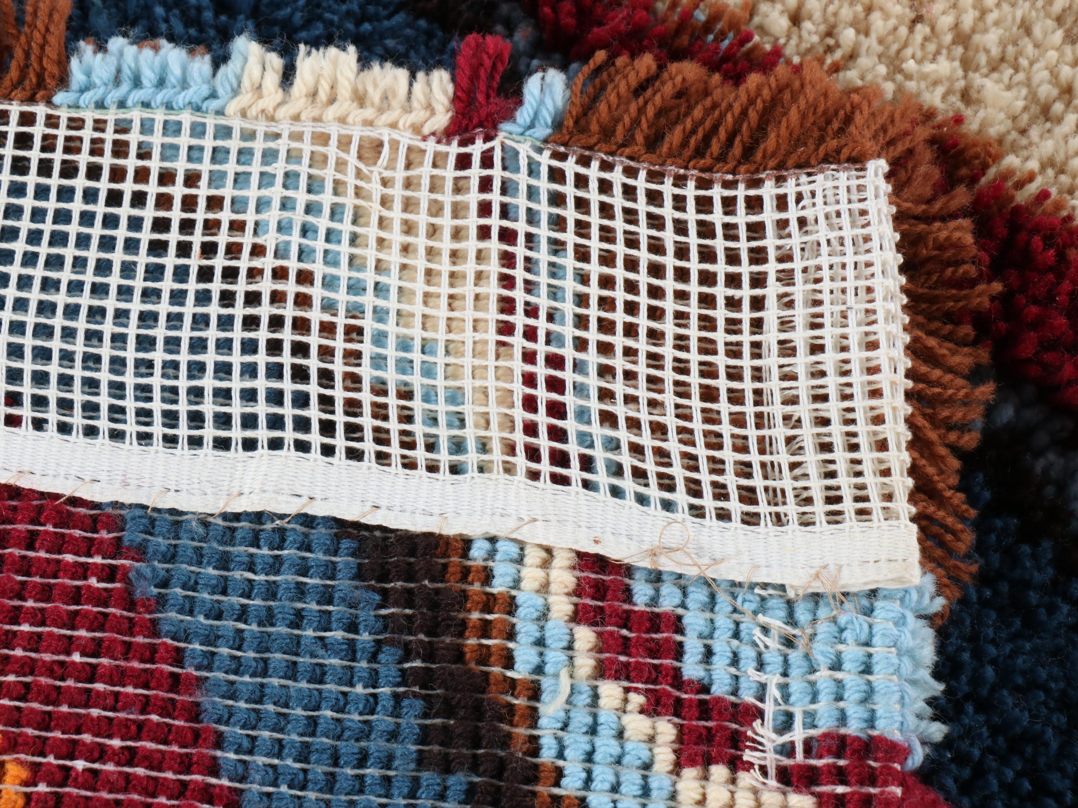 1'10 x 3'7 Hand-Crafted Abstract Latch Hook Accent Rug