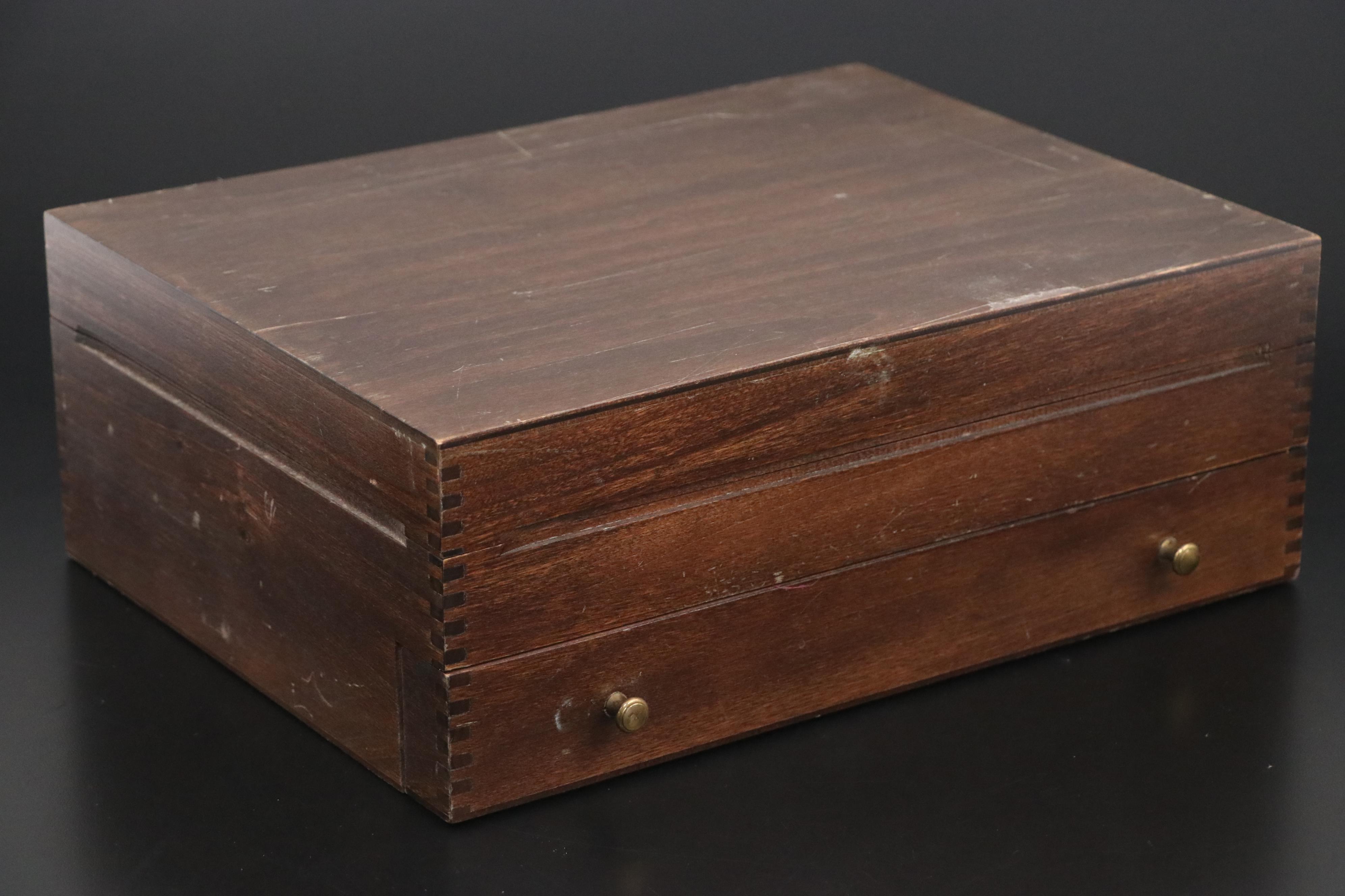 Oneida "Hampton Court" Silver Plate Flatware, 20th C.