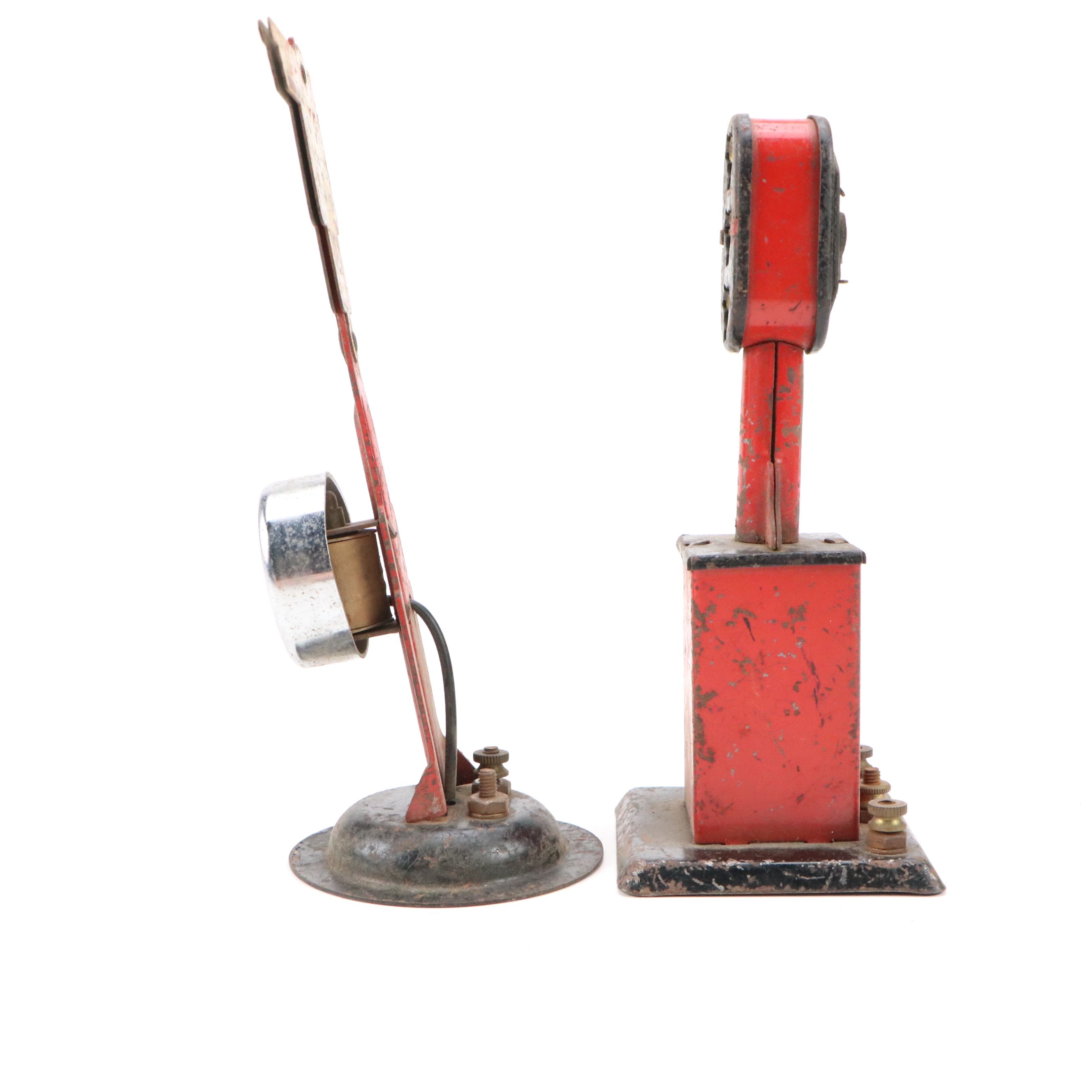 Lionel Lines Passenger Car with Electric Tracks, Cross-Track Section and Signals