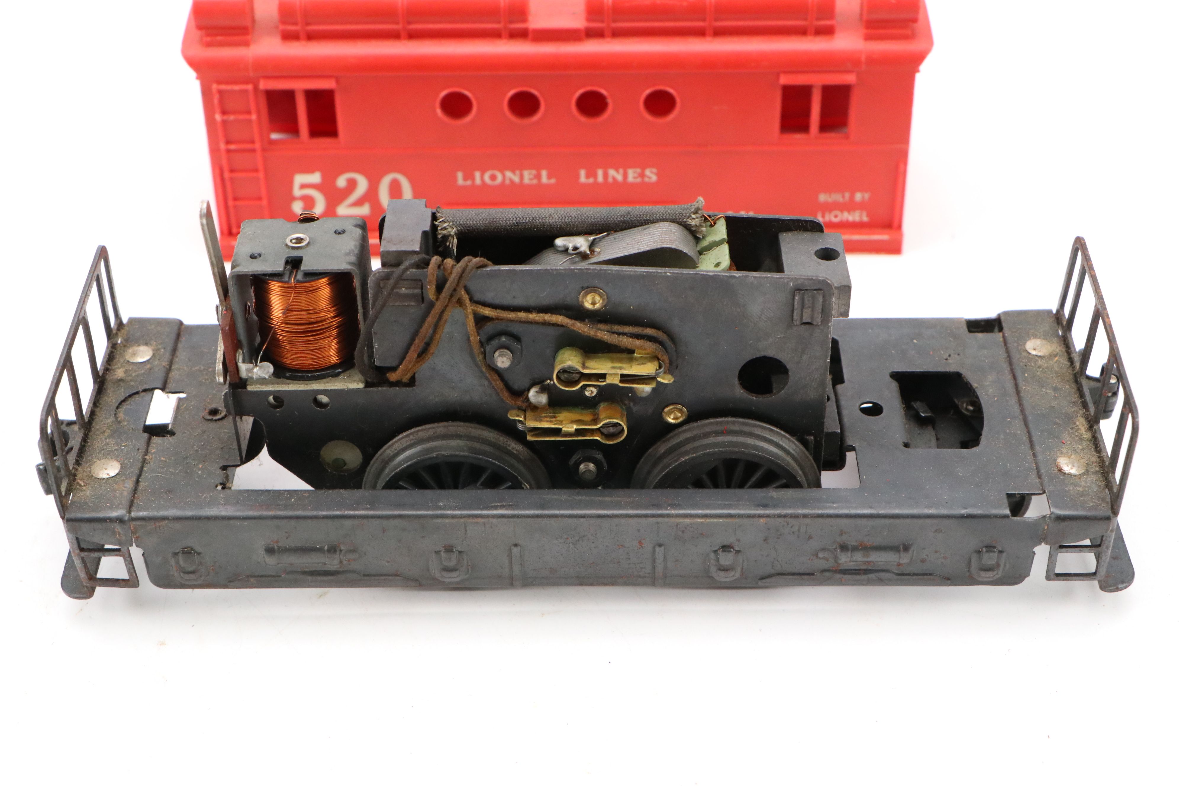 Lionel Lines Passenger Car with Electric Tracks, Cross-Track Section and Signals