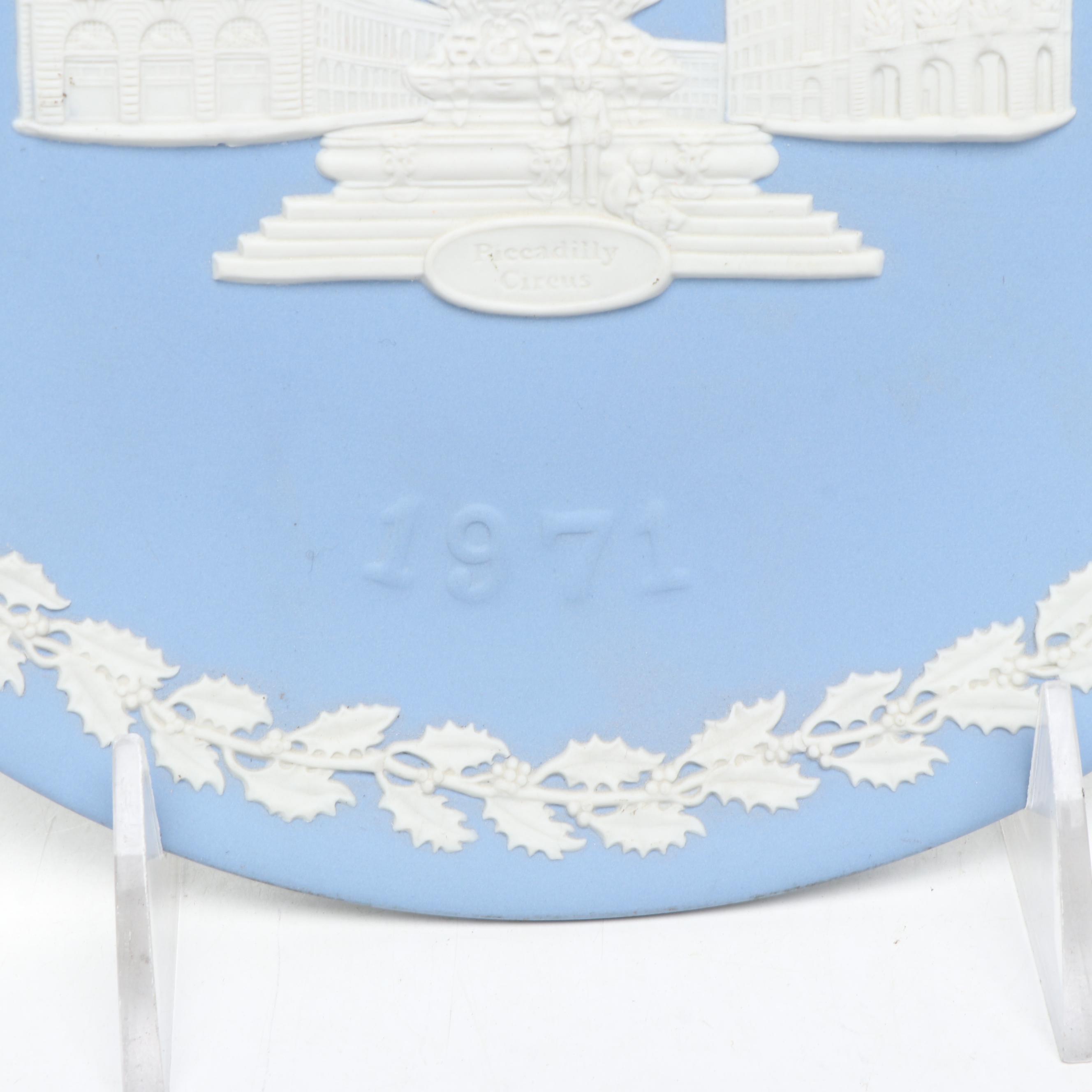 Wedgwood "Piccadilly Circus" Jasperware Annual Christmas Plate, 1971