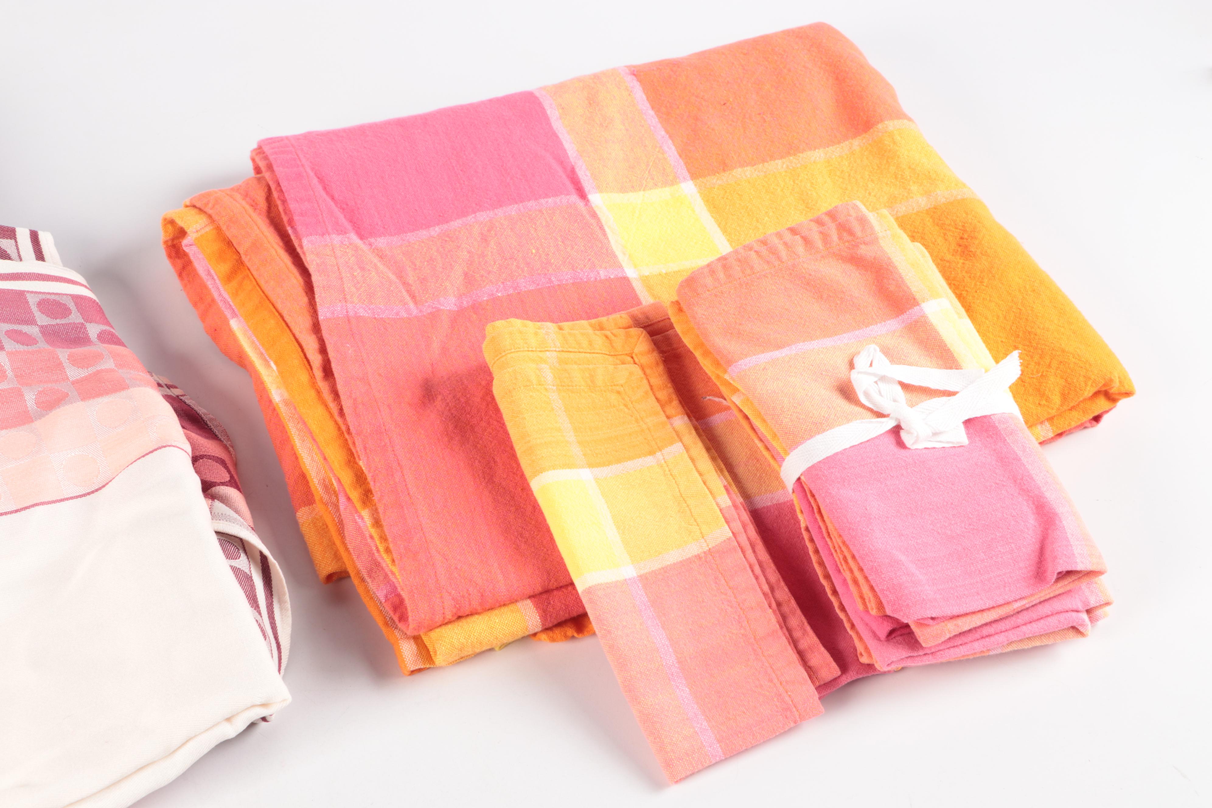 Williams Sonoma Pomegranate Cotton Placemats with Other Fabric Table Linens