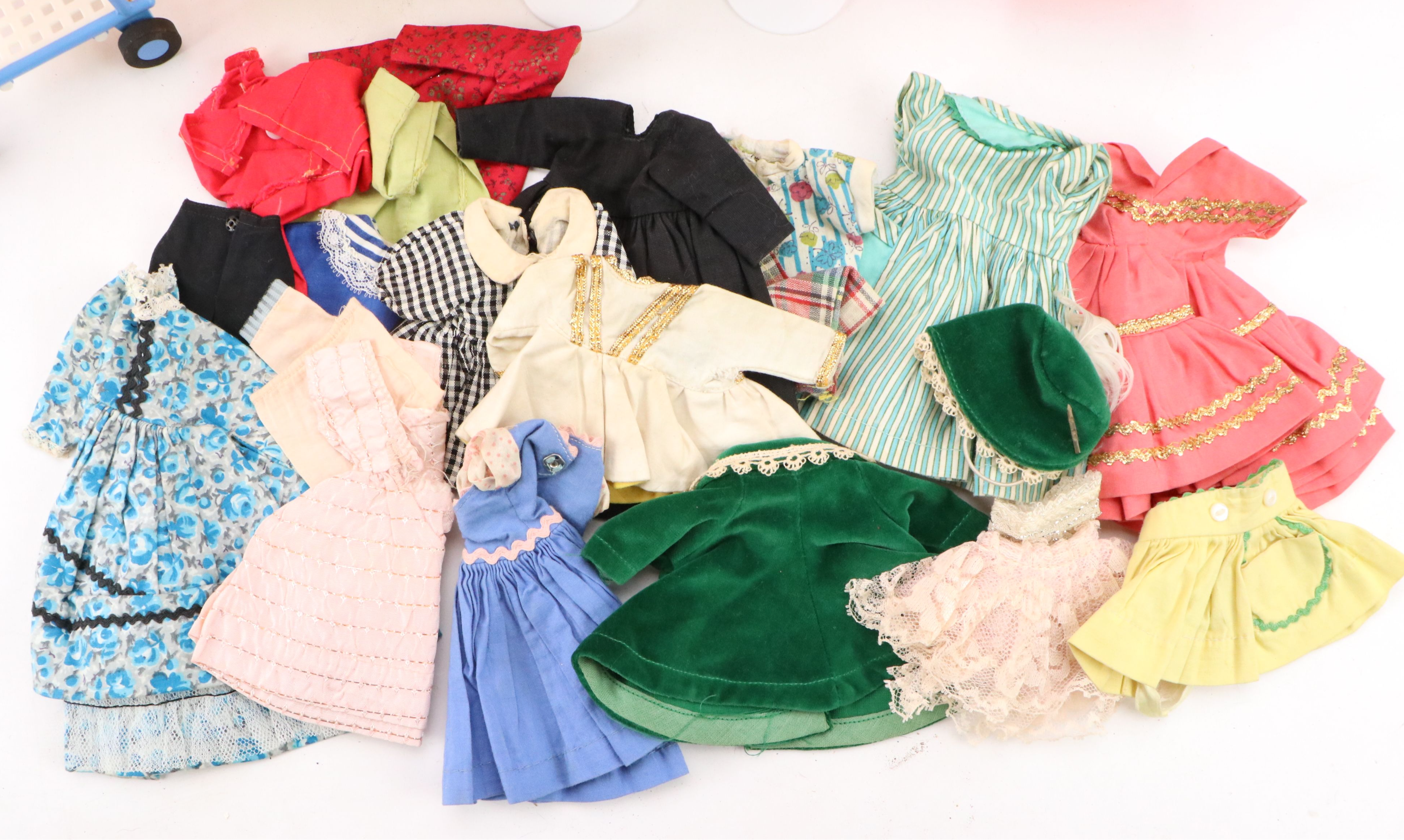 Fashion Girl Stretch Limousine and Hot Tub with Barbie and More Doll Accessories