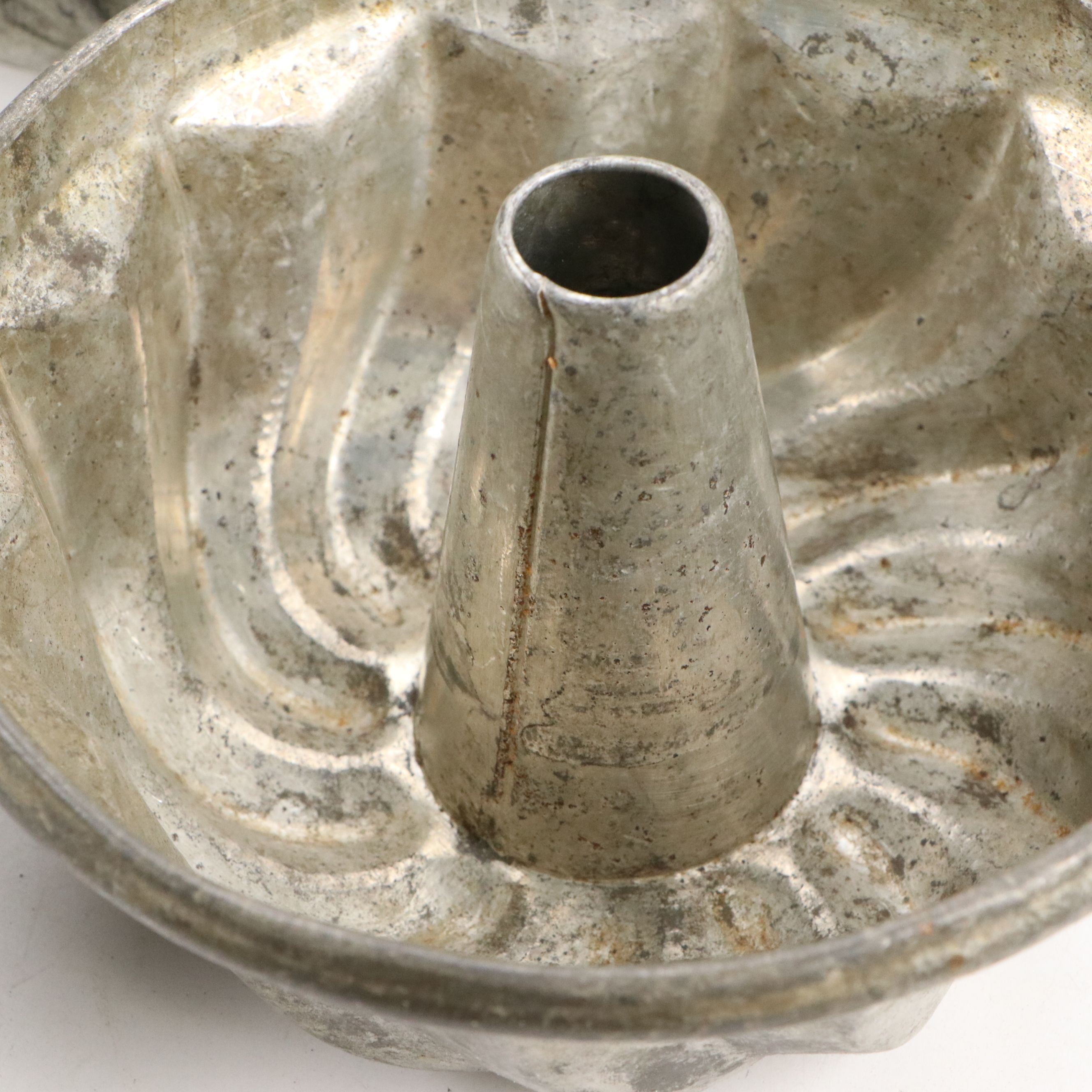 Metal Bundt Cake Molds and Pans