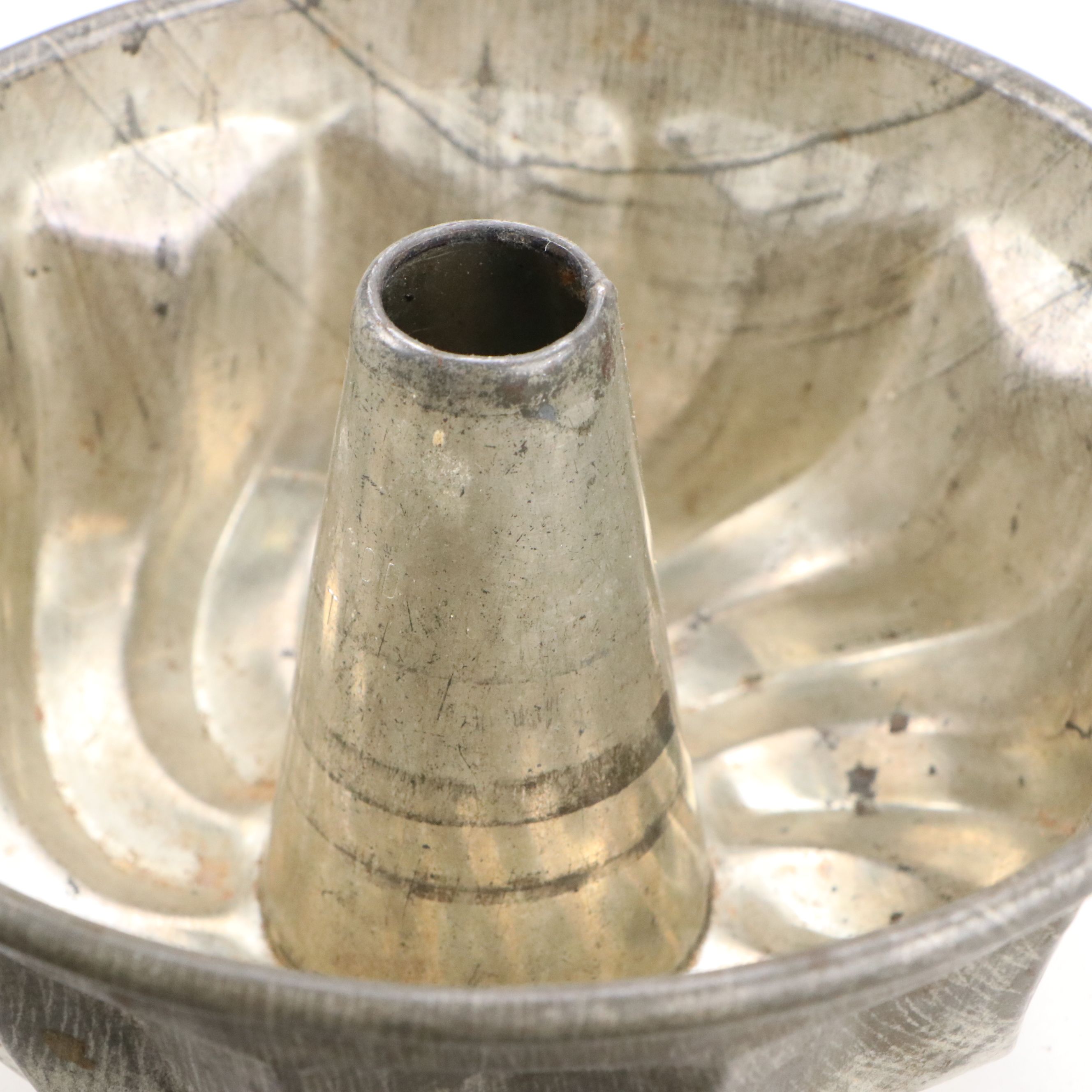 Metal Bundt Cake Molds and Pans