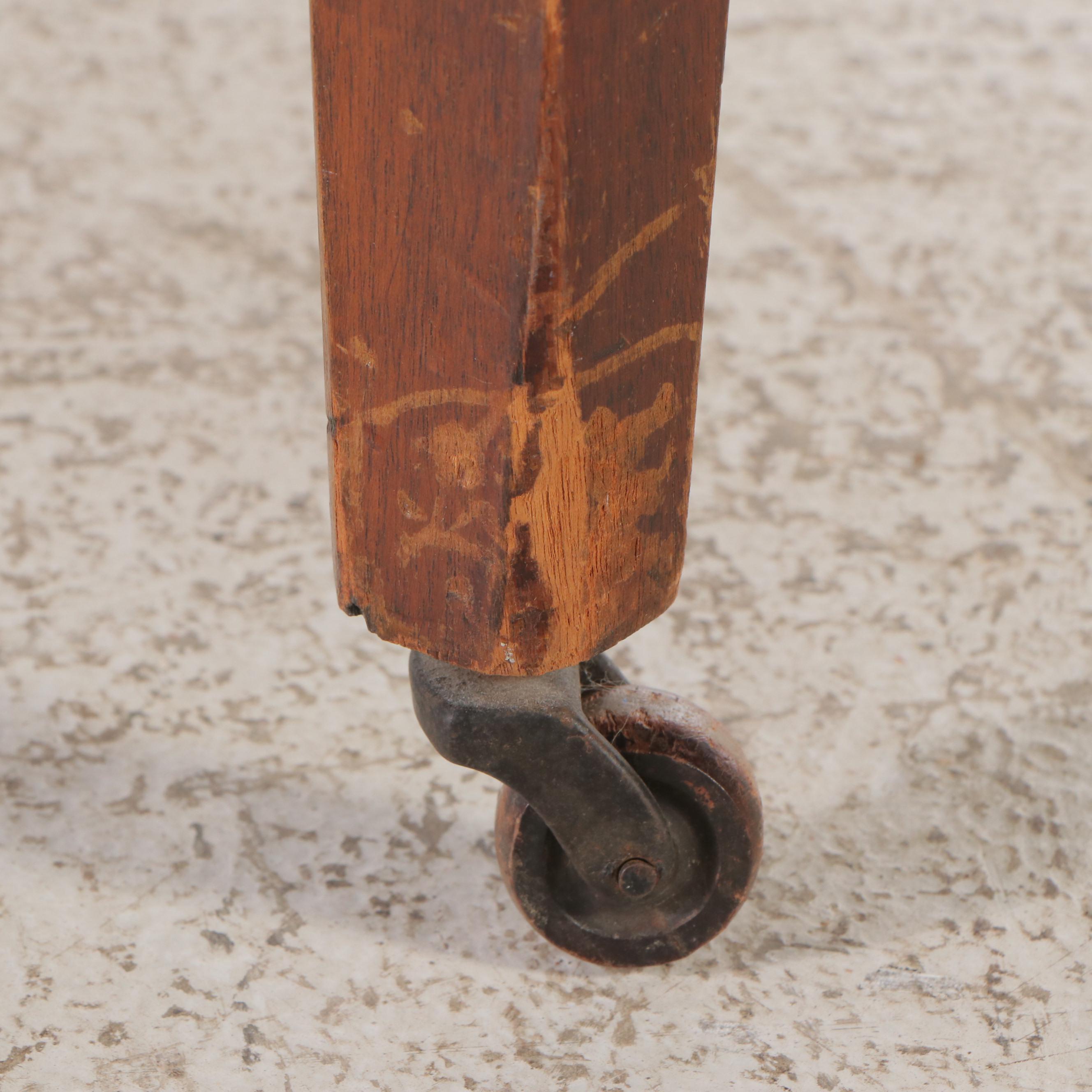 Federal Style Mahogany Finish Dresser, Early to Mid-20th Century