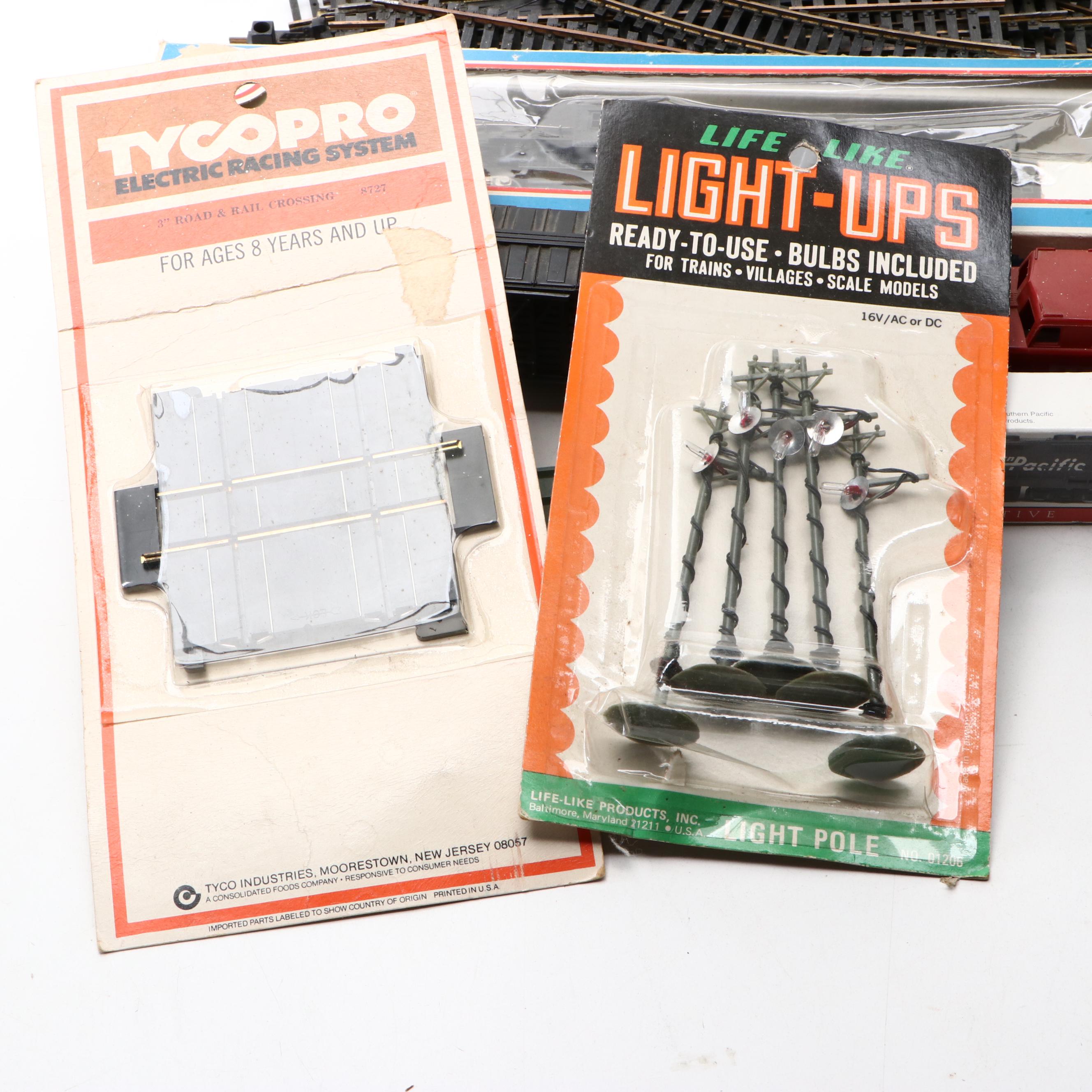 Santa Fe F7  Locomotives with Boxcars, Accessories and Other Model Trains