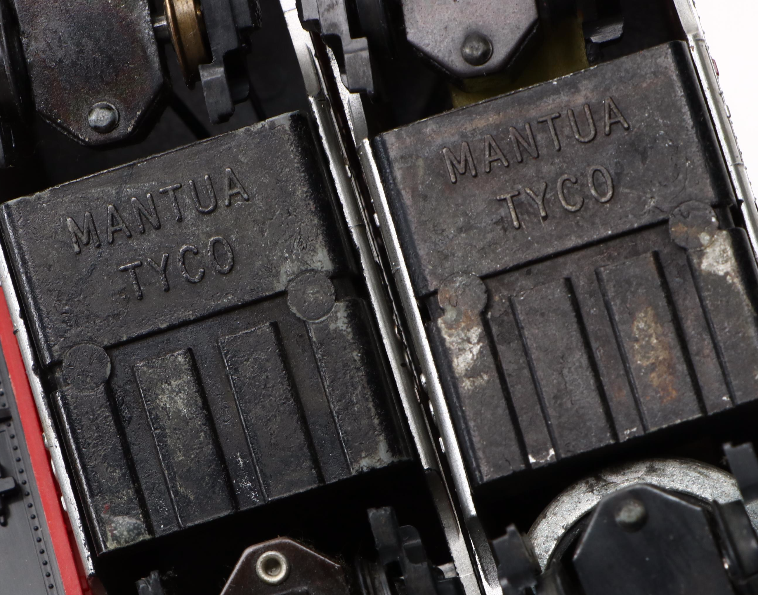 Santa Fe F7  Locomotives with Boxcars, Accessories and Other Model Trains