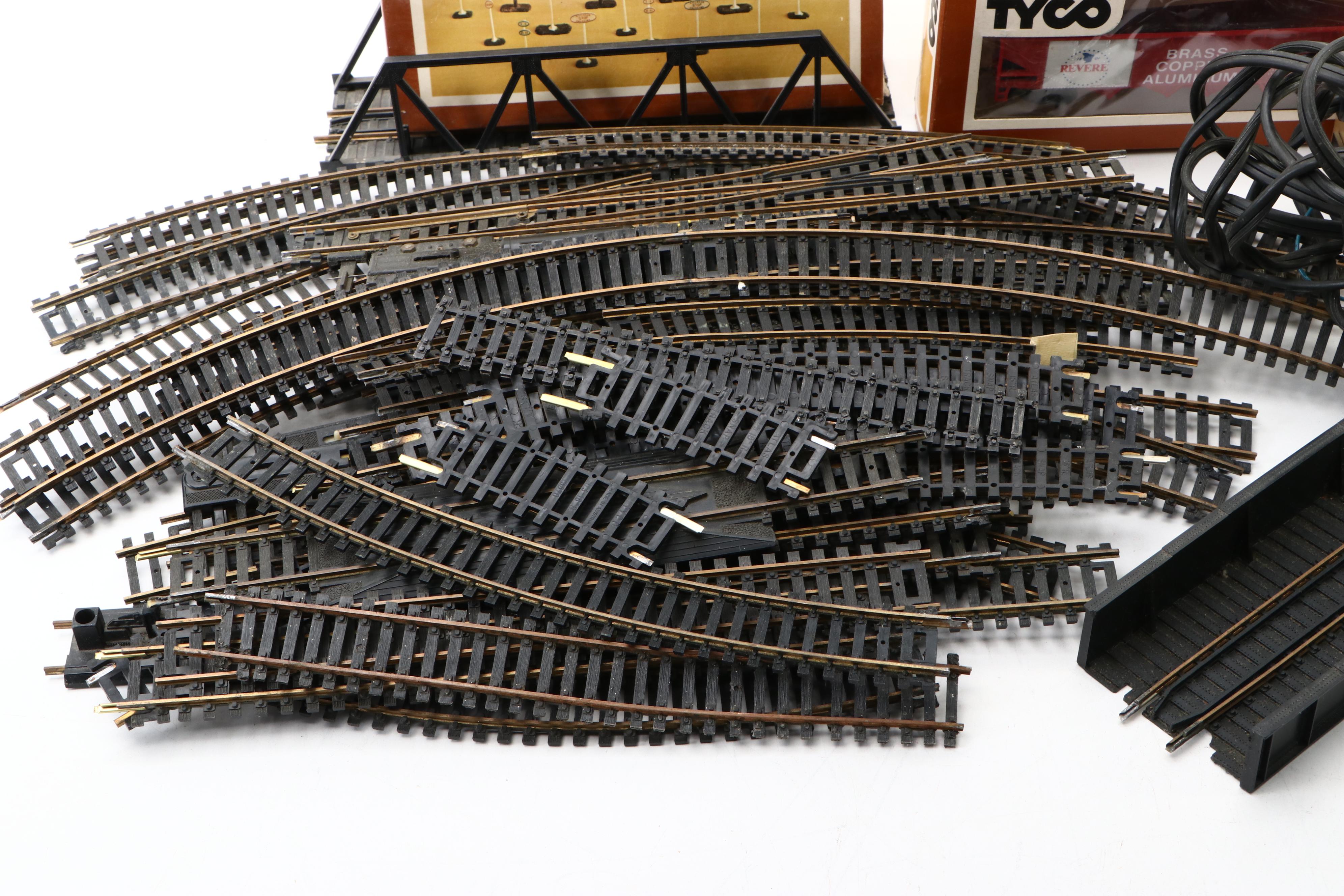 Santa Fe F7  Locomotives with Boxcars, Accessories and Other Model Trains