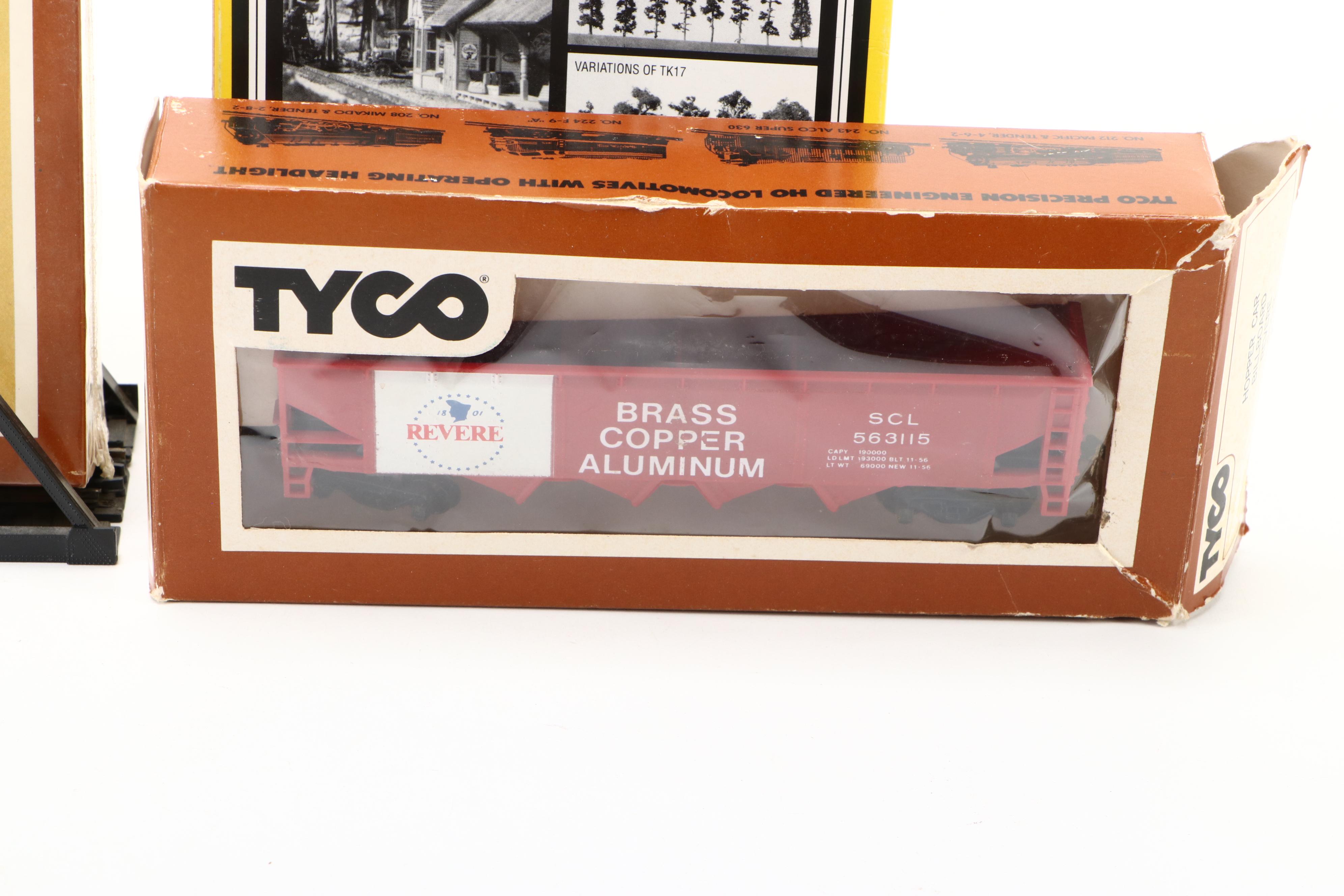 Santa Fe F7  Locomotives with Boxcars, Accessories and Other Model Trains