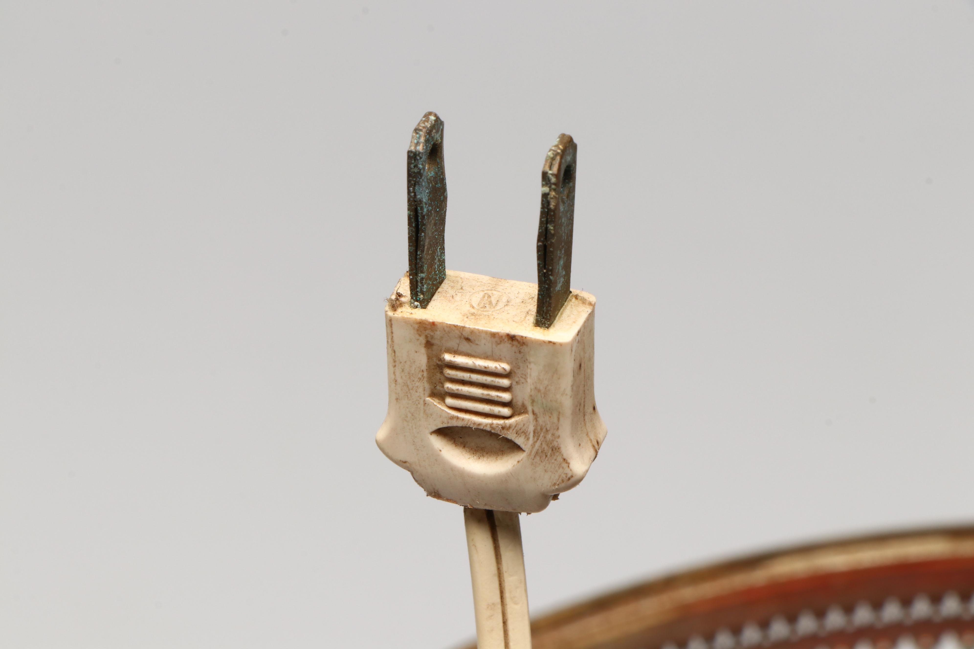 Aladdin and Other Victorian Oil Parlor Lamps, Adapted