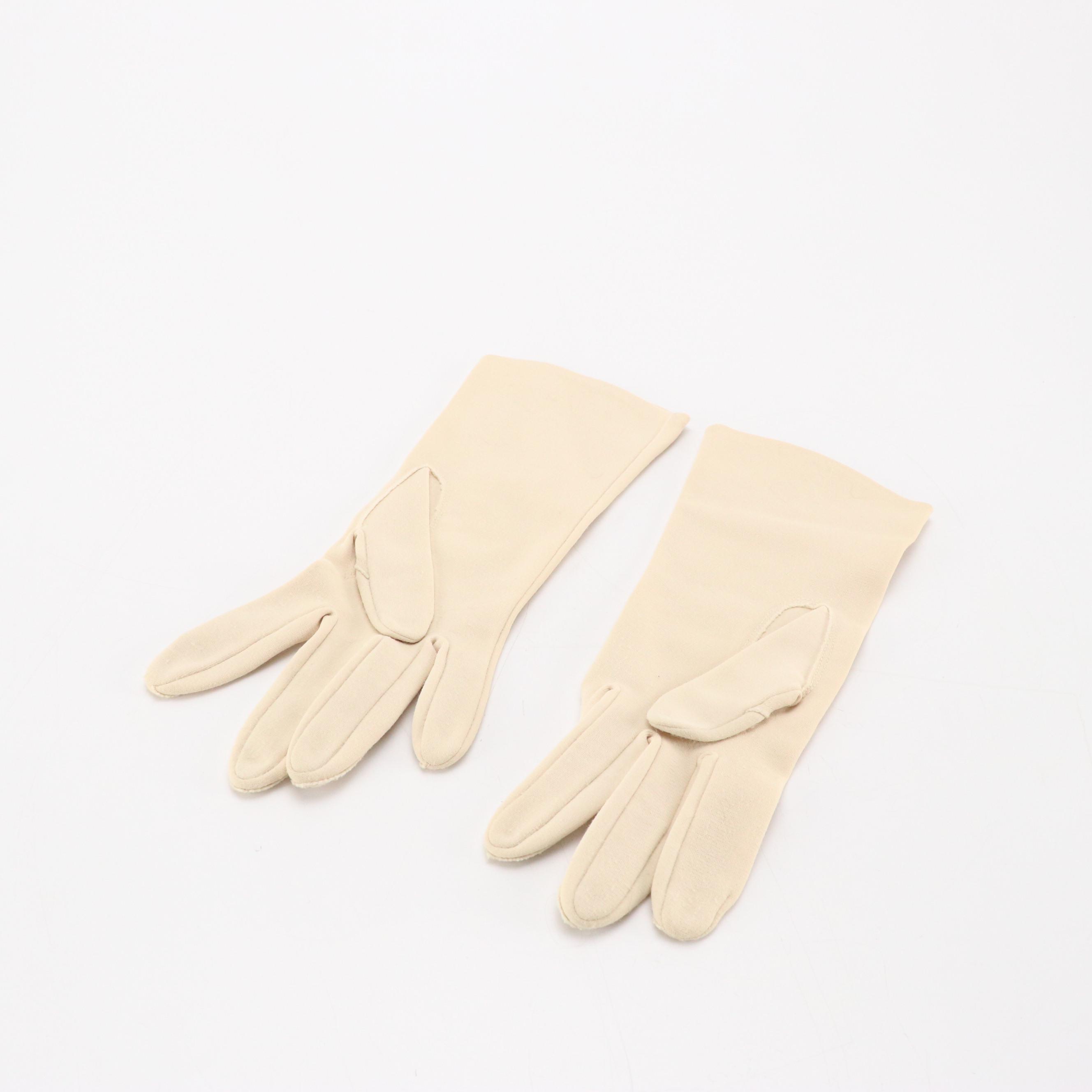 Black Shortie and Off-White Bracelet Length Fashion Gloves, circa 1960