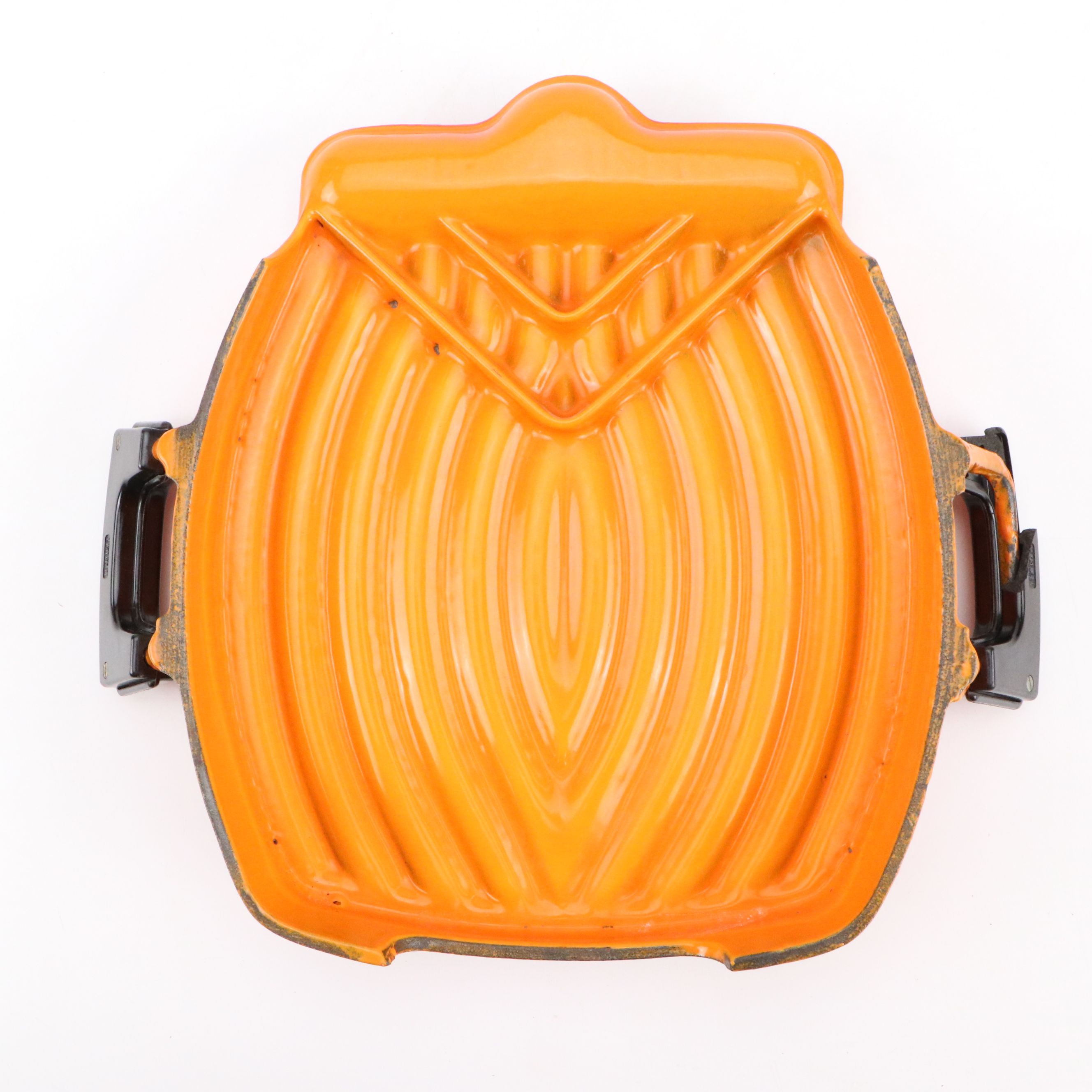 Le Creuset Enameled Cast Iron "Tostador" Pan with Other Wooden Spice Bottles