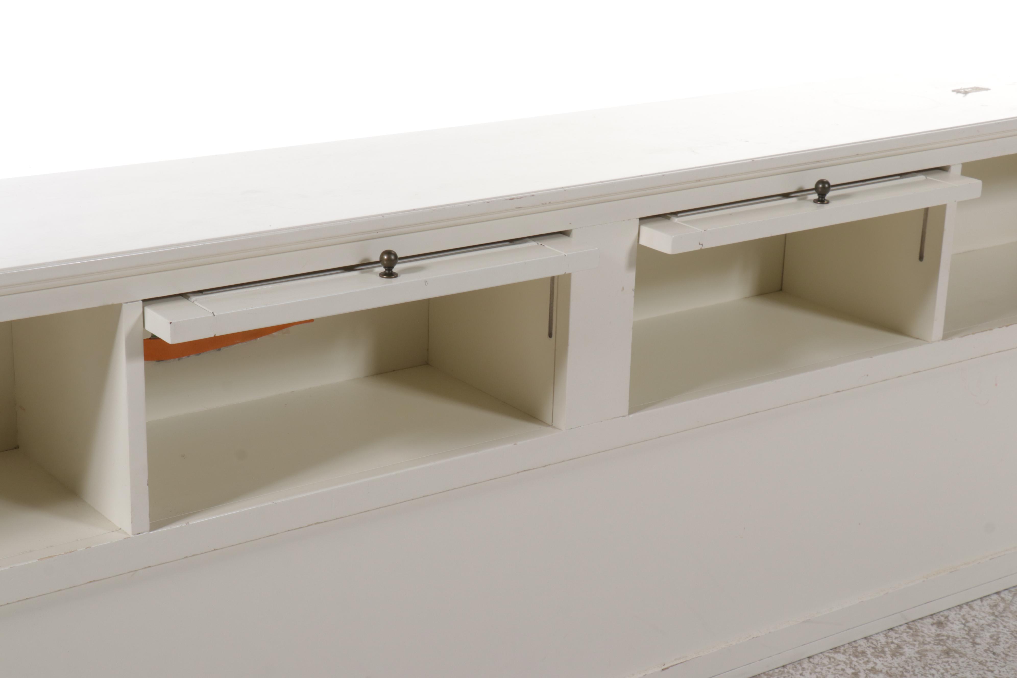 Traditional Style White Painted Wood Queen Size Bed Frame