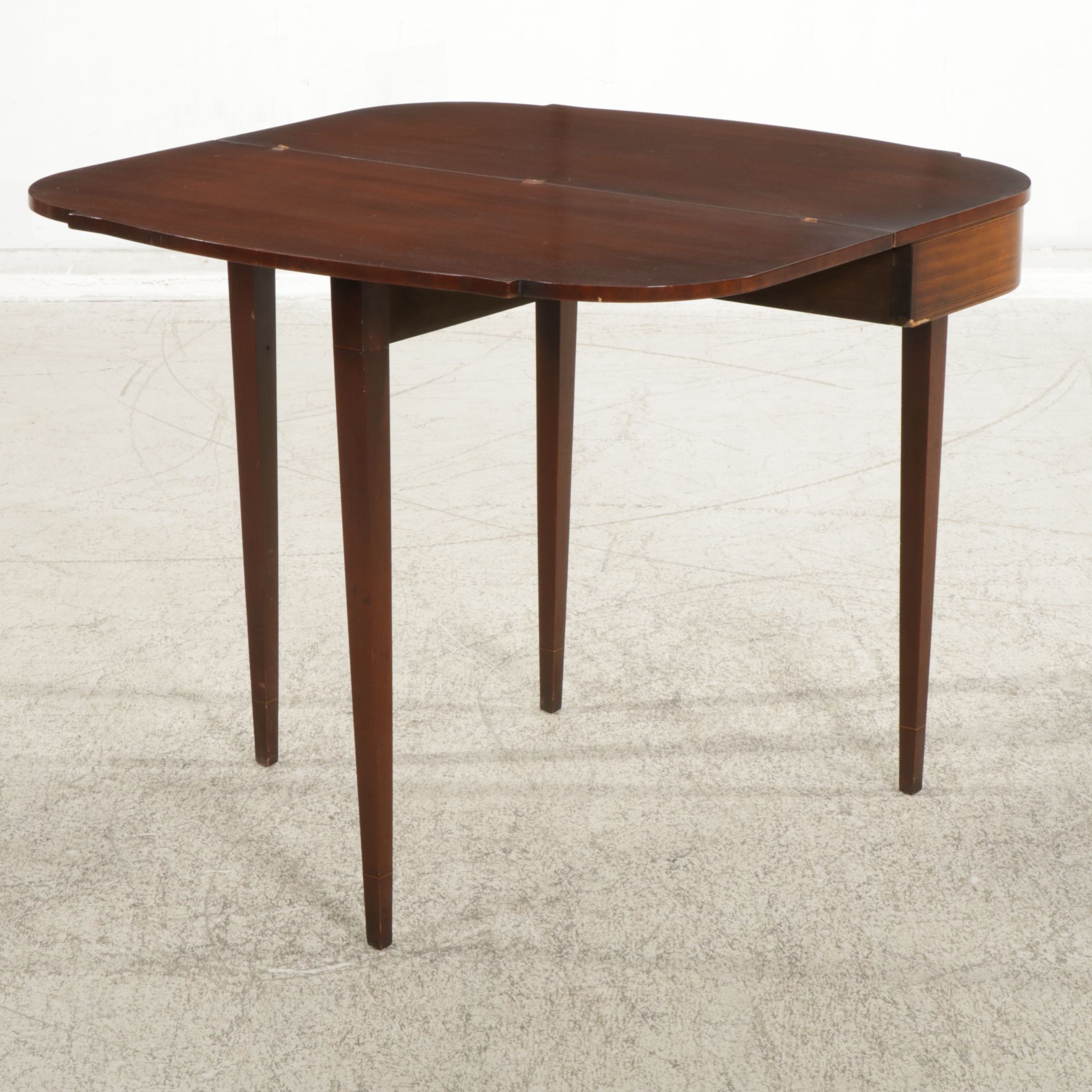 Dauler-Close Furniture Hepplewhite Style Mahogany Flip-Top Games Table