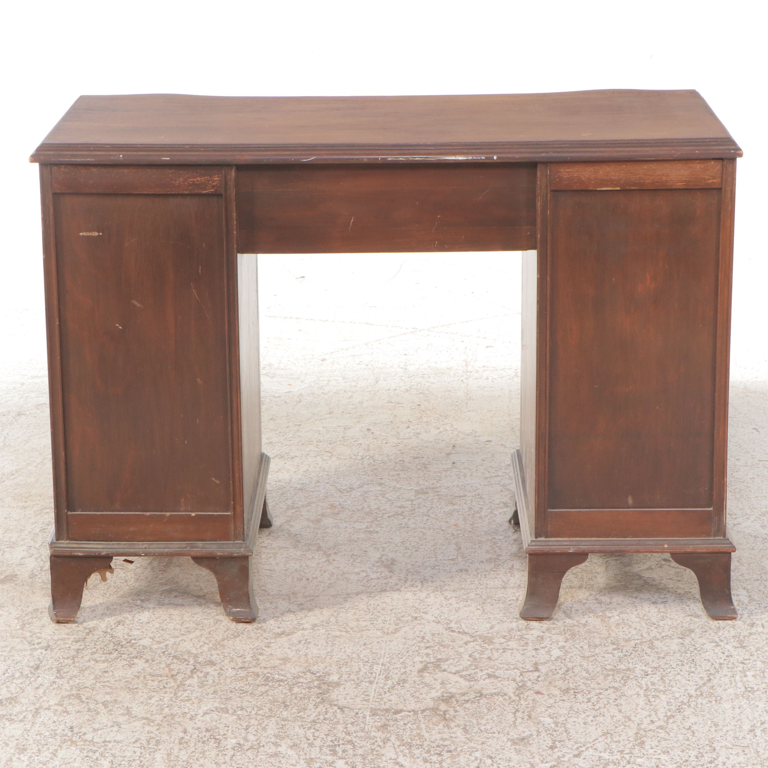Georgian Style Mahogany Kneehole Desk, Early to Mid-20th Century