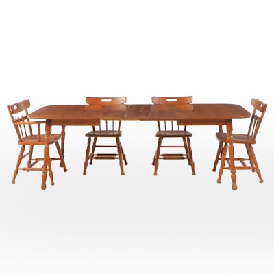 American Colonial Style Maple Dining Table and Four Chairs, Late 20th Century American Colonial Style Maple Dining Table and Four Chairs, Late 20th Century