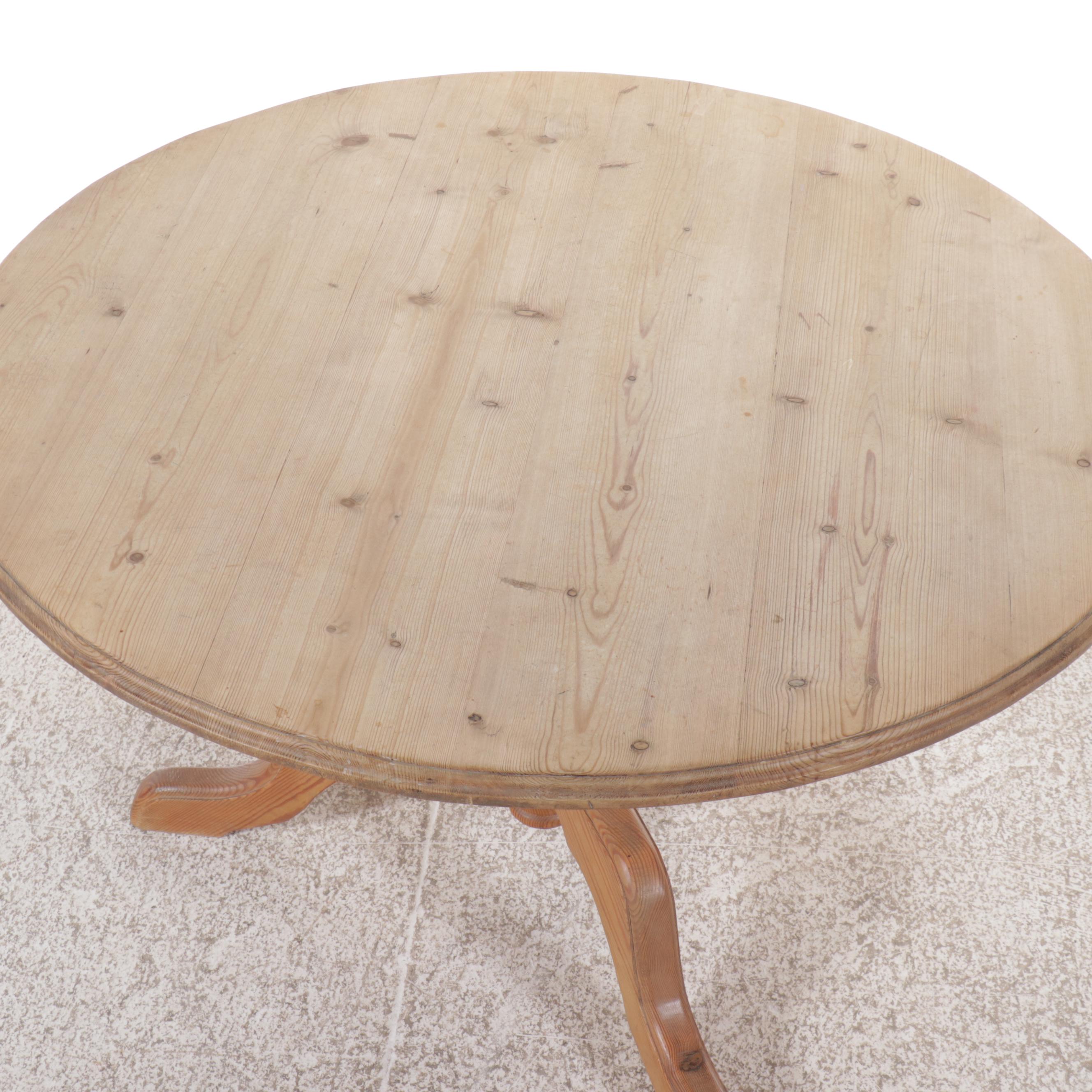 Country Style Pine Pedestal Dinging Table with Four Windsor Side Chairs