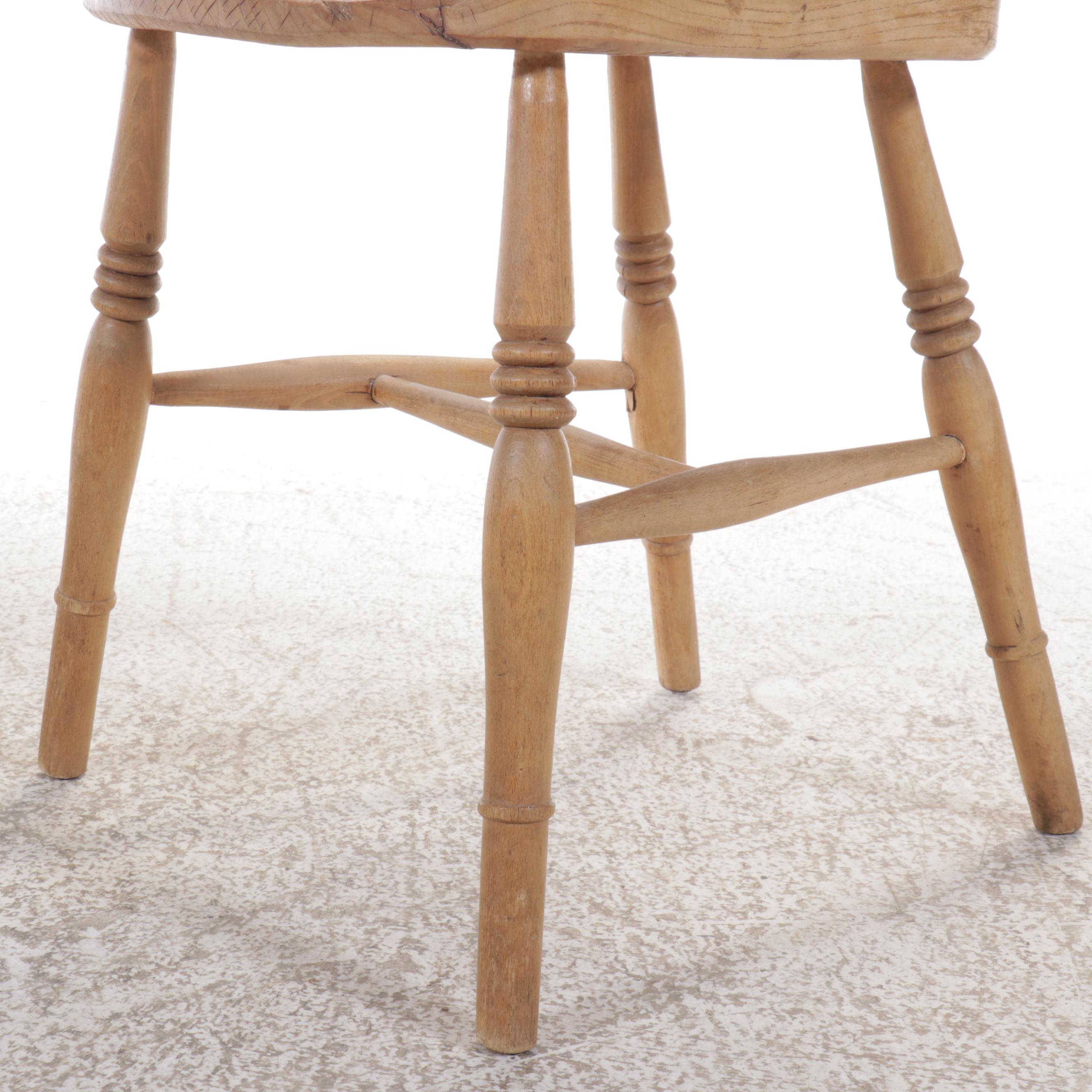 Country Style Pine Pedestal Dinging Table with Four Windsor Side Chairs