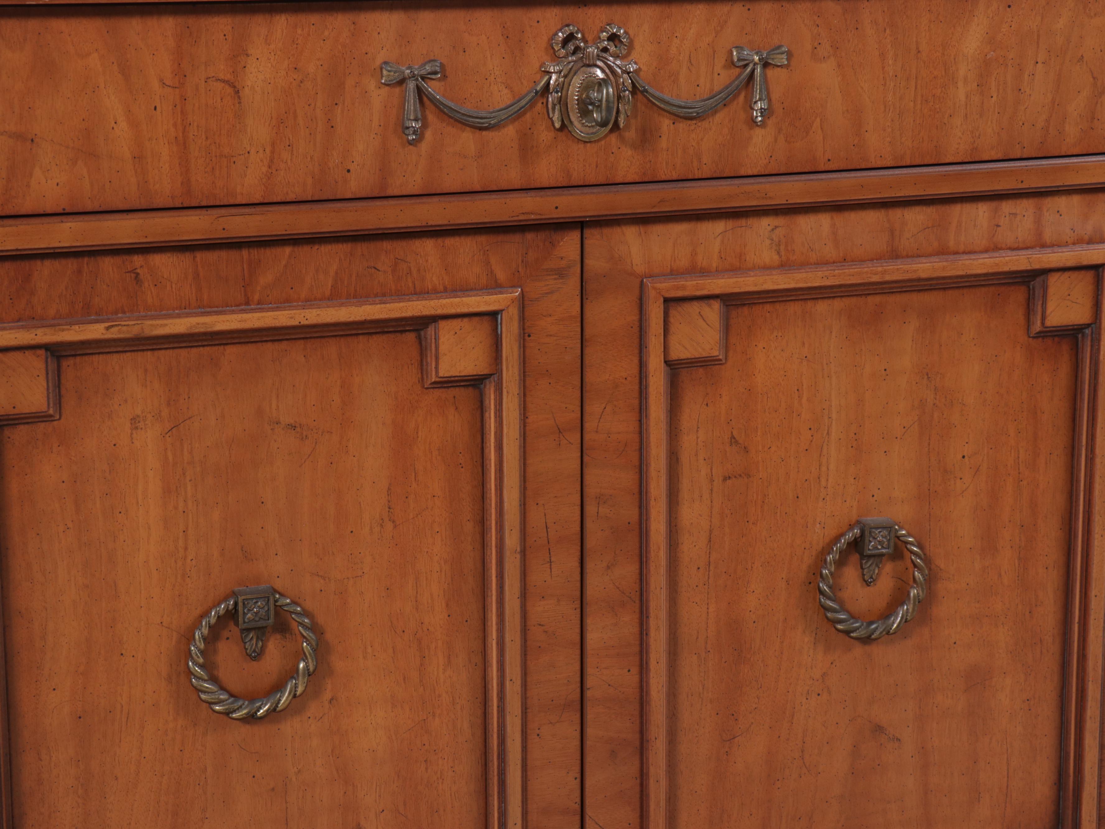 Henredon Louis XV Style Breakfront China Cabinet, Mid to Late 20th Century