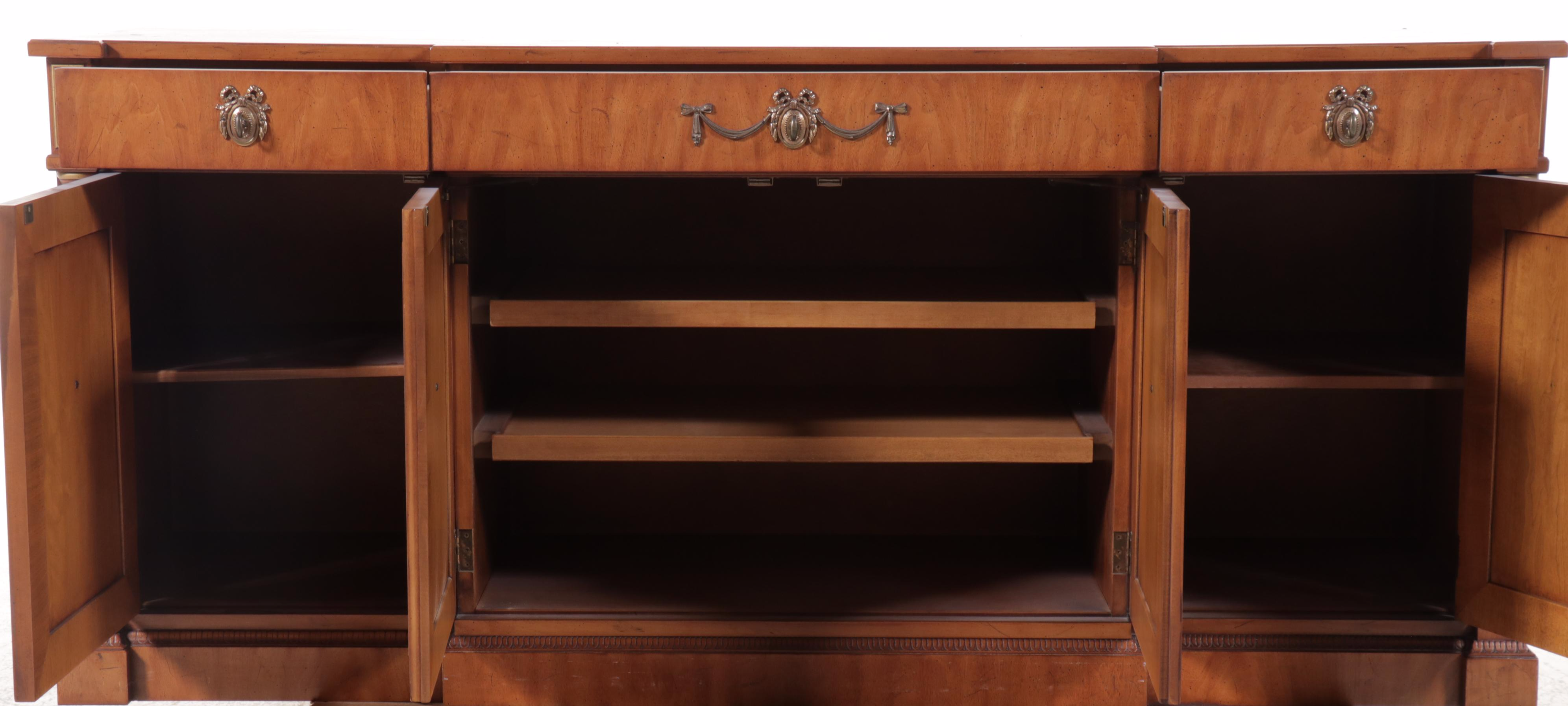 Henredon Louis XV Style Breakfront China Cabinet, Mid to Late 20th Century