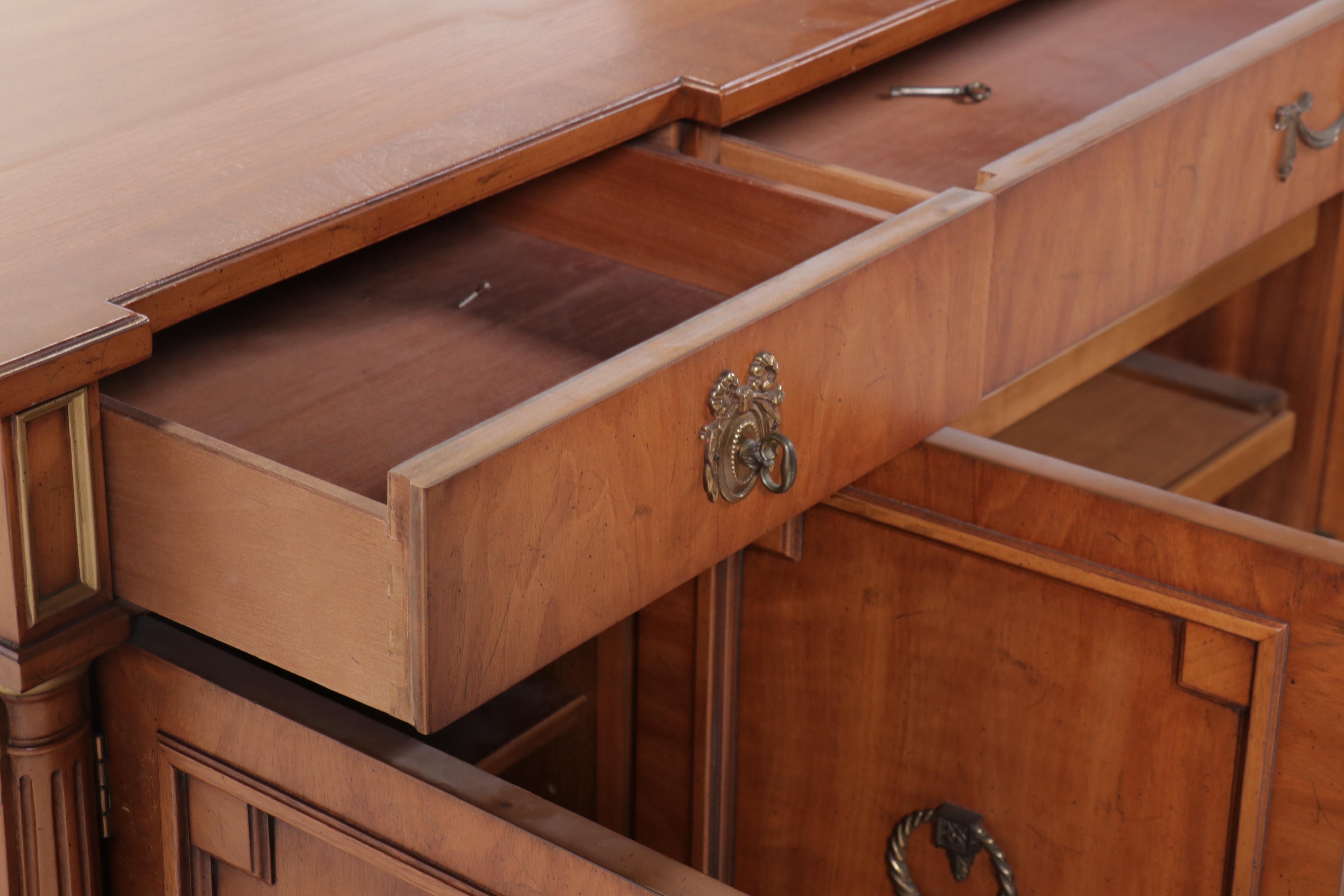 Henredon Louis XV Style Breakfront China Cabinet, Mid to Late 20th Century