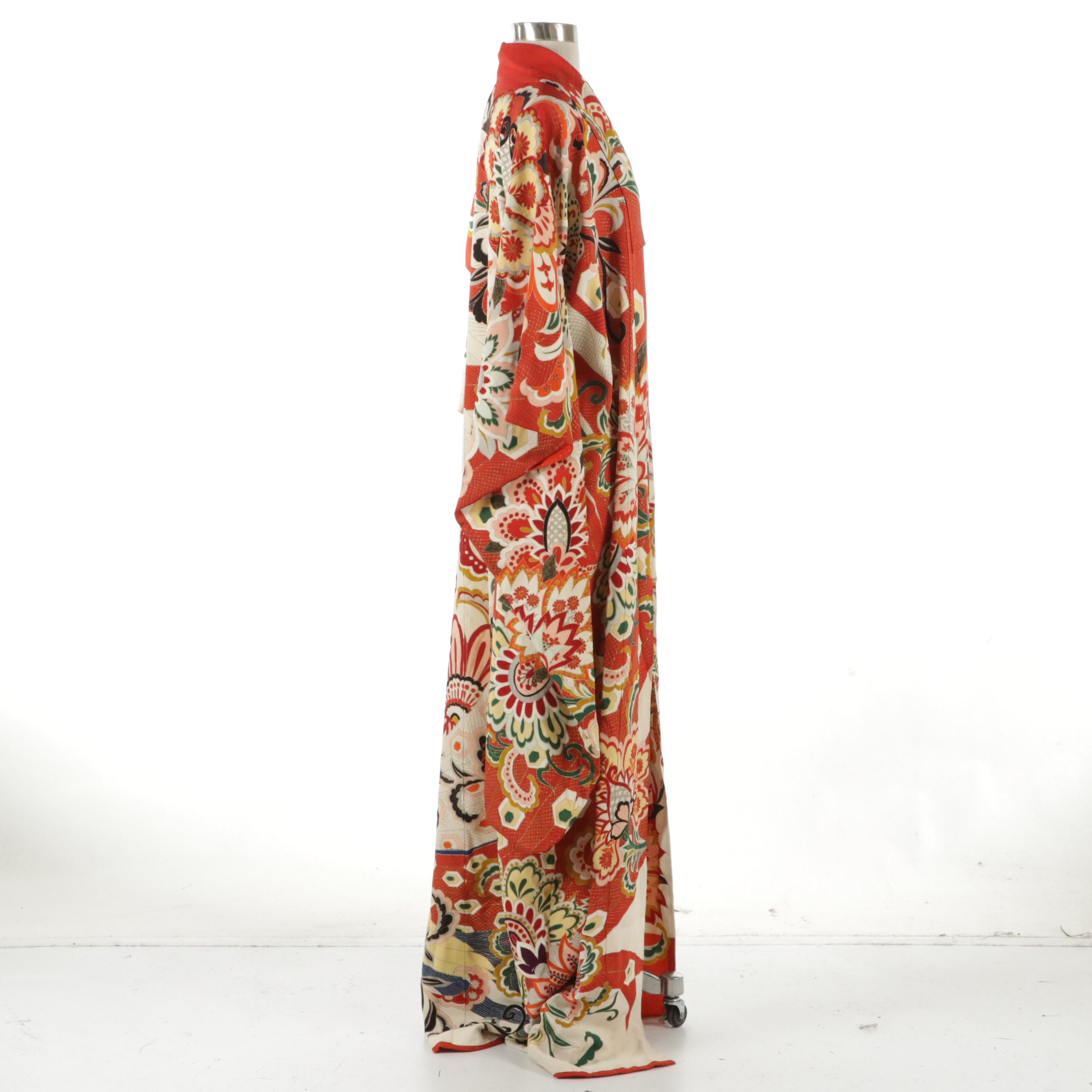 Japanese Furisode Kimono in Chirimen Silk with Mon, Embroidery and Hand-Painting