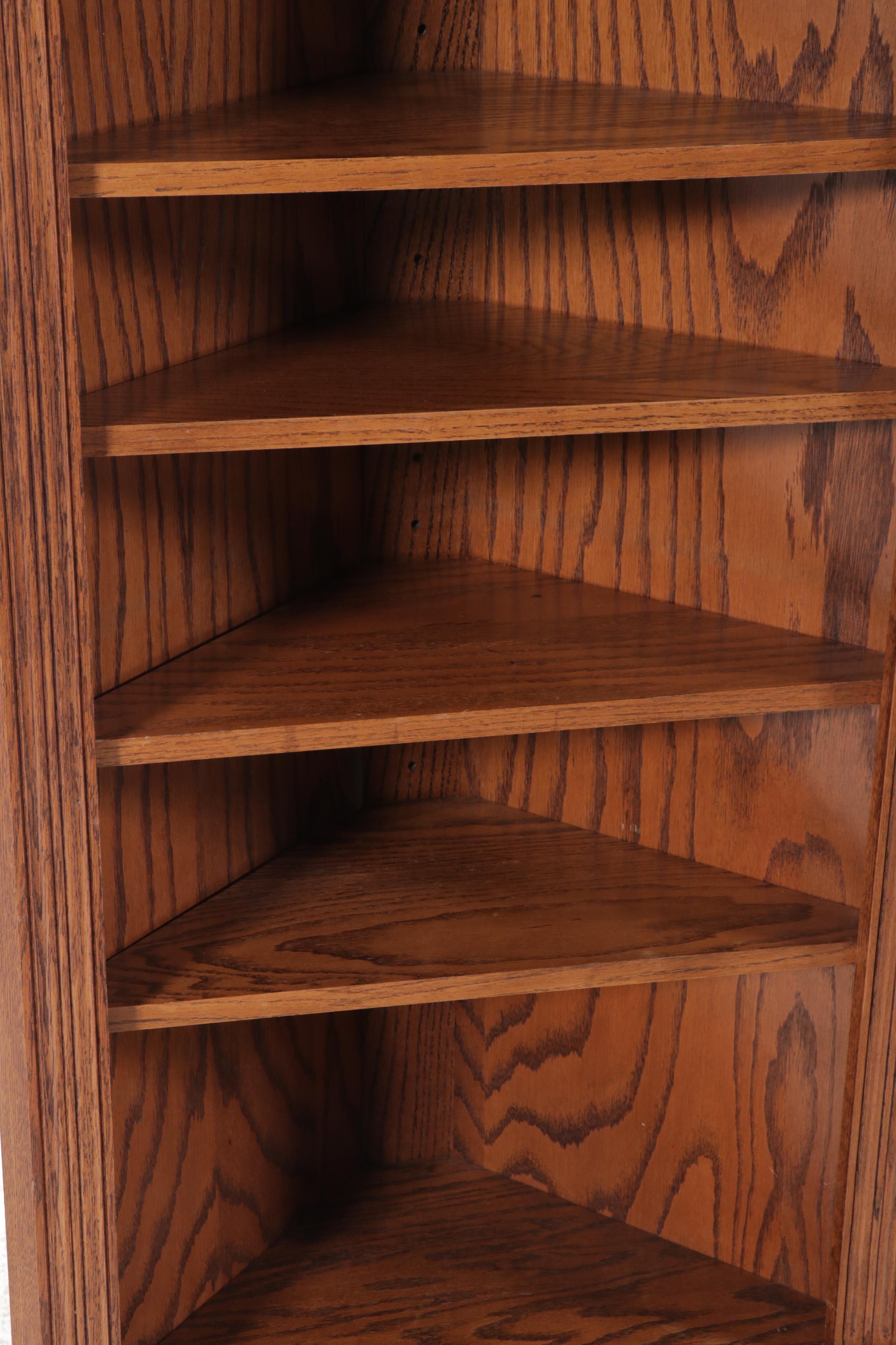 Traditional Style Oak Veneered Corner Étagère