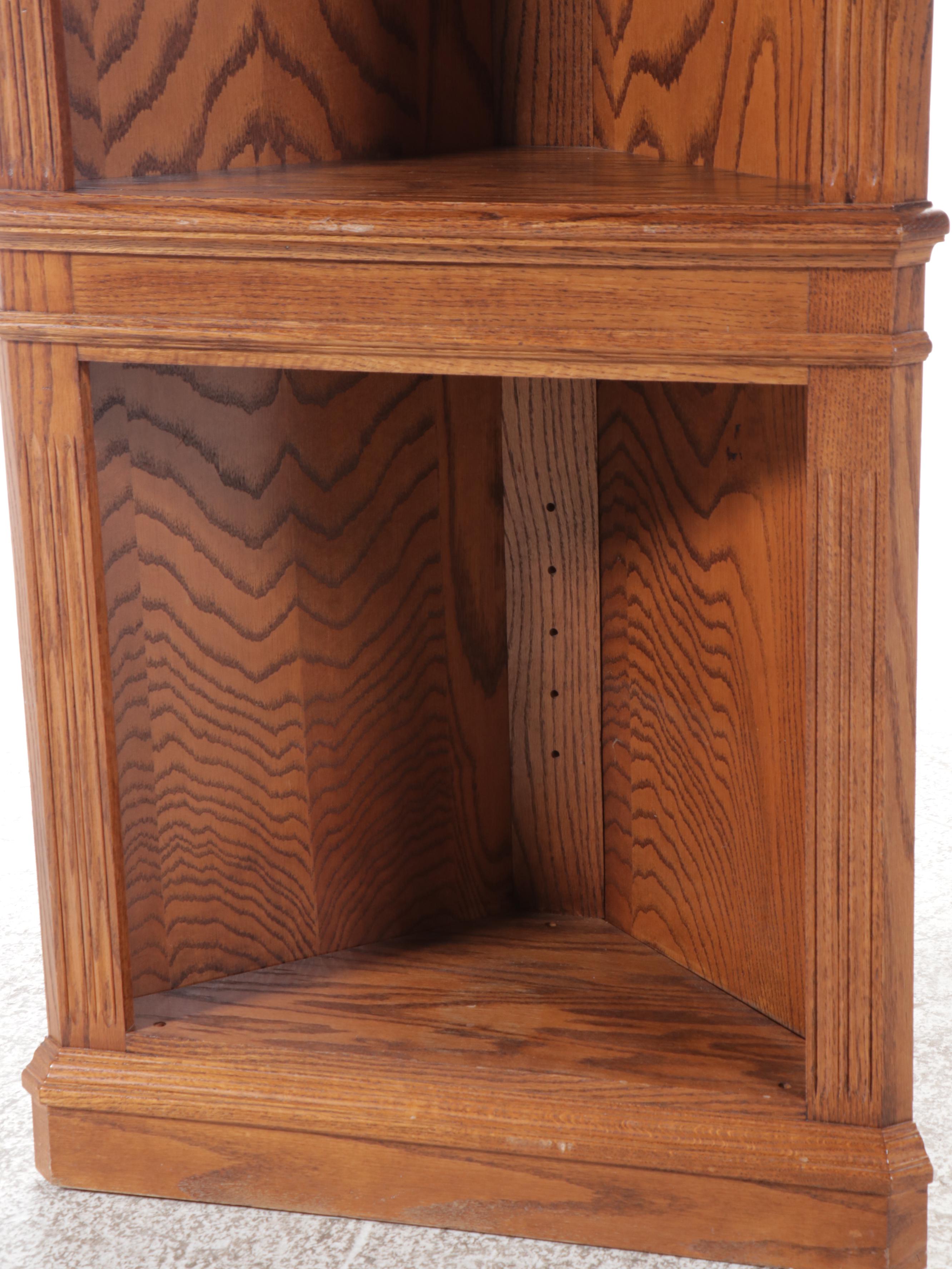 Traditional Style Oak Veneered Corner Étagère
