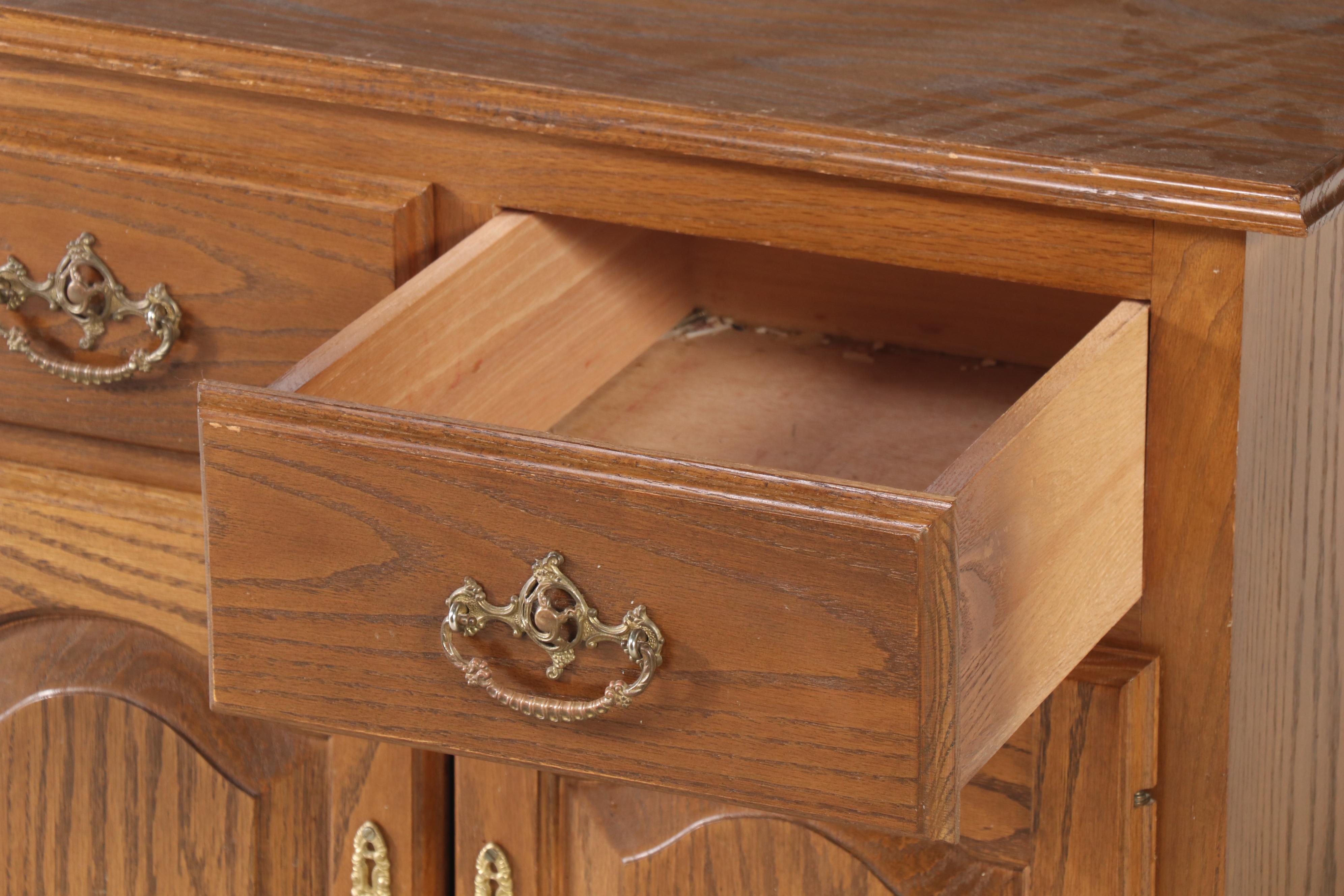 Vintage Traditional Style Oak Veneered Commode