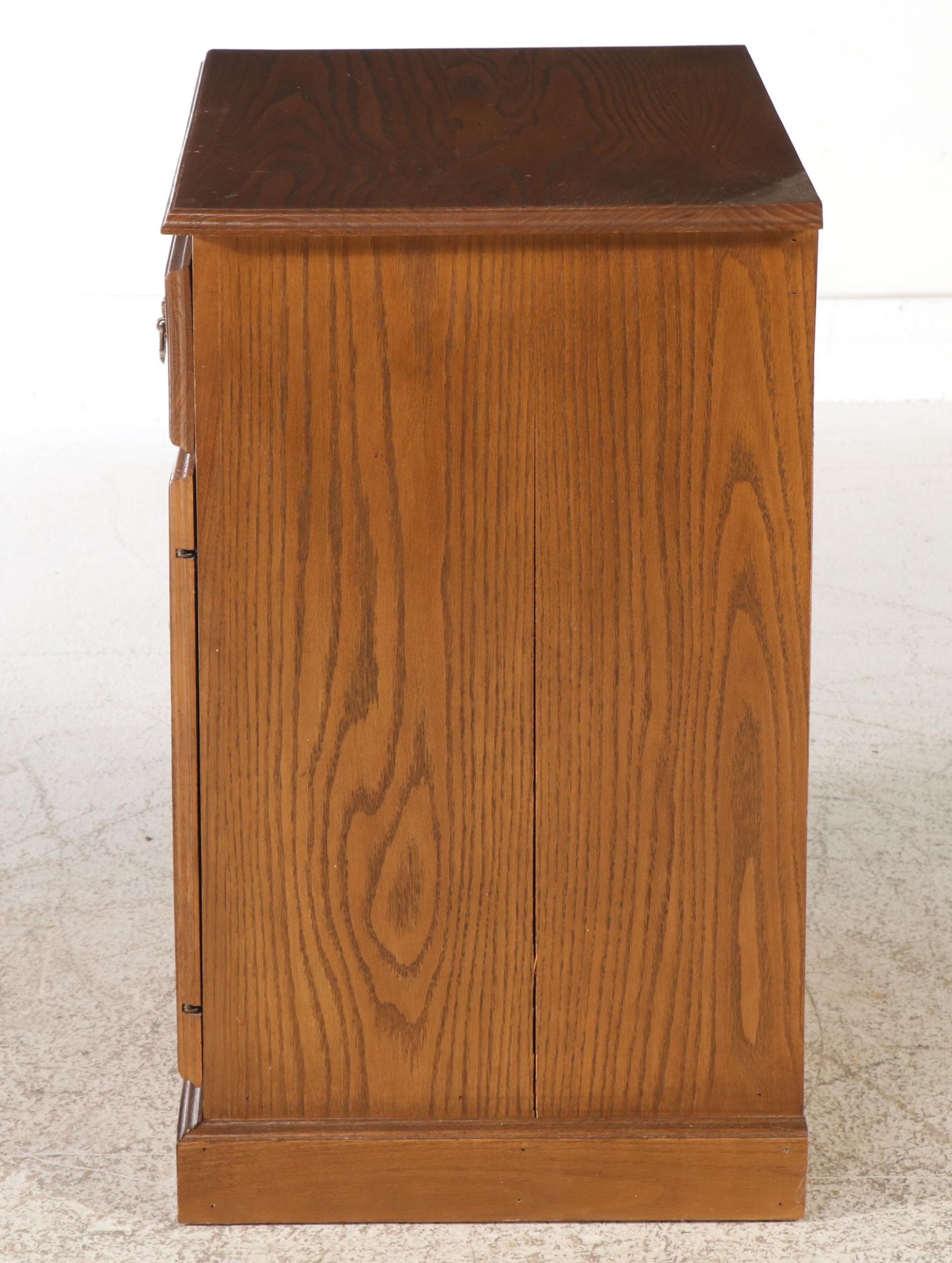 Vintage Traditional Style Oak Veneered Commode