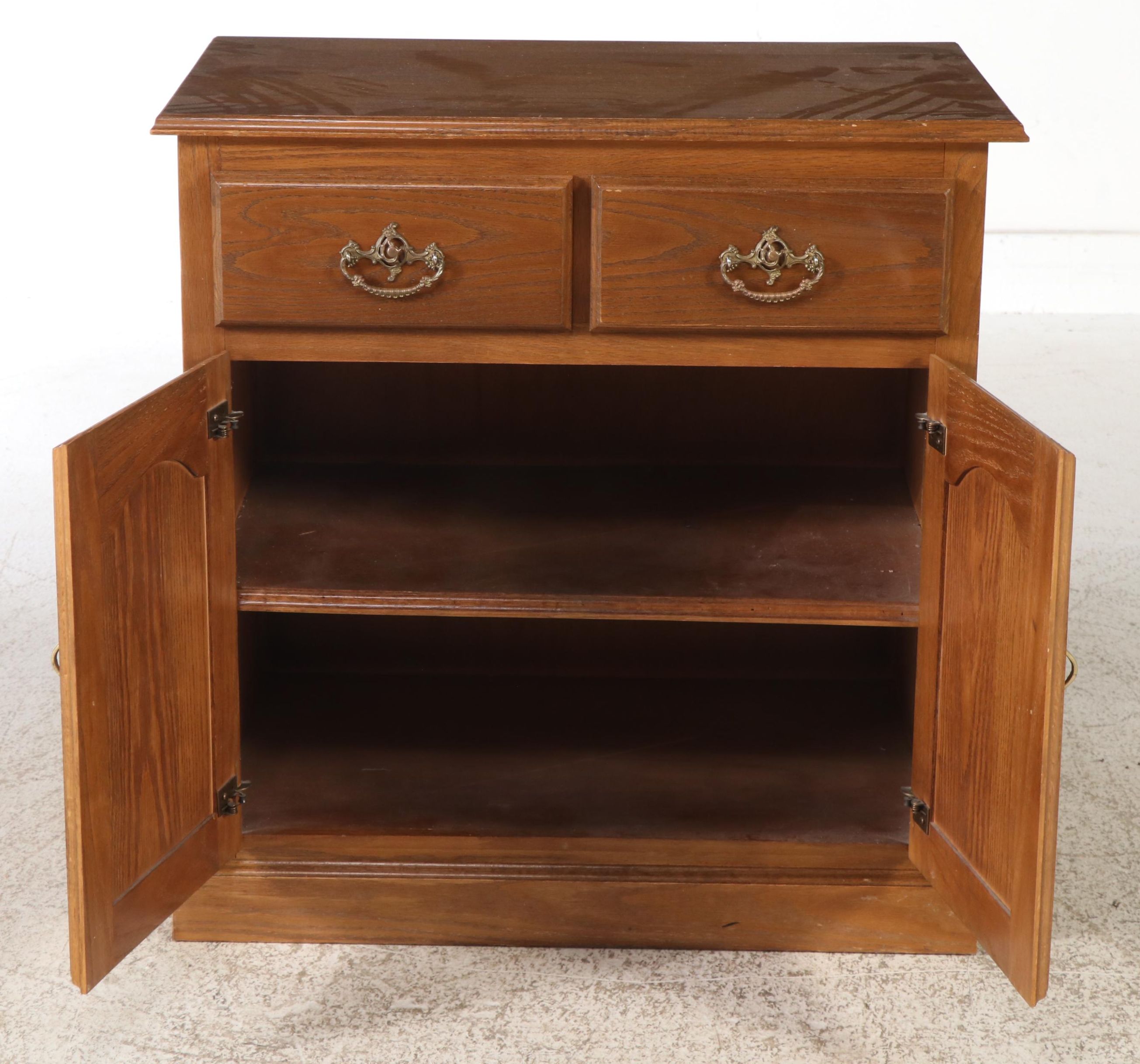 Vintage Traditional Style Oak Veneered Commode