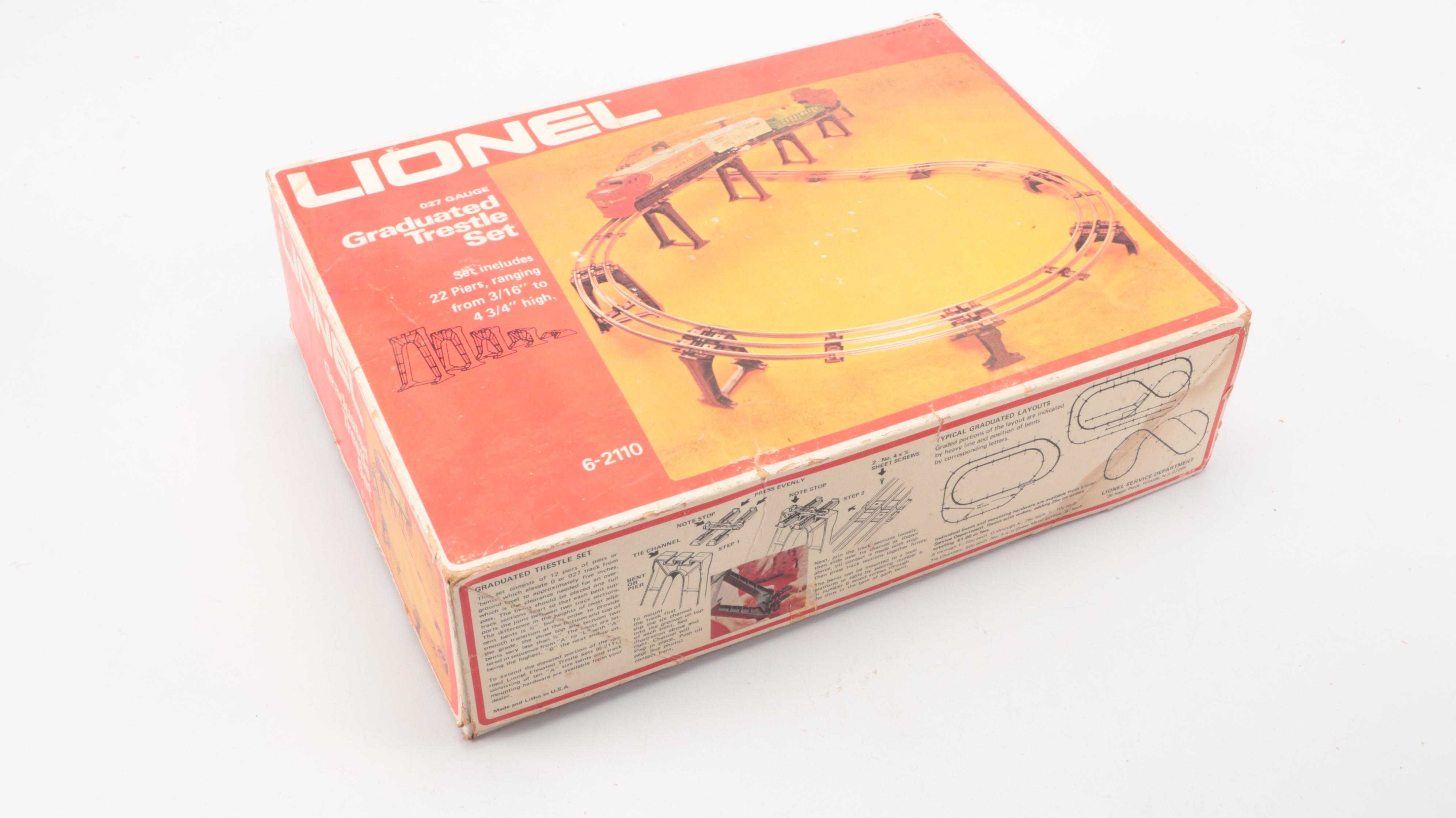 Lionel Santa Fe Freight Set with Collector's Series Box Cars and Accessories