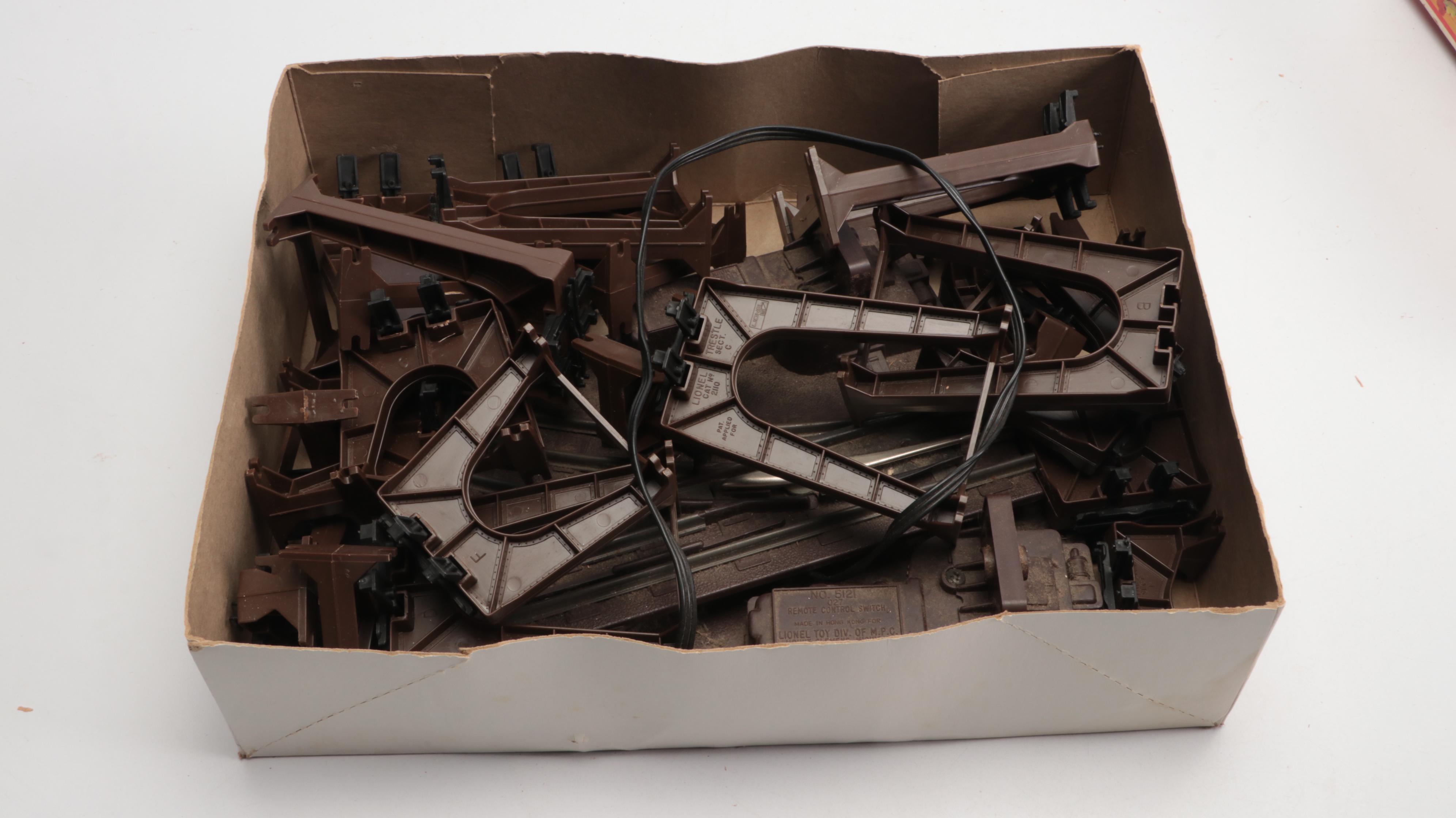 Lionel Santa Fe Freight Set with Collector's Series Box Cars and Accessories