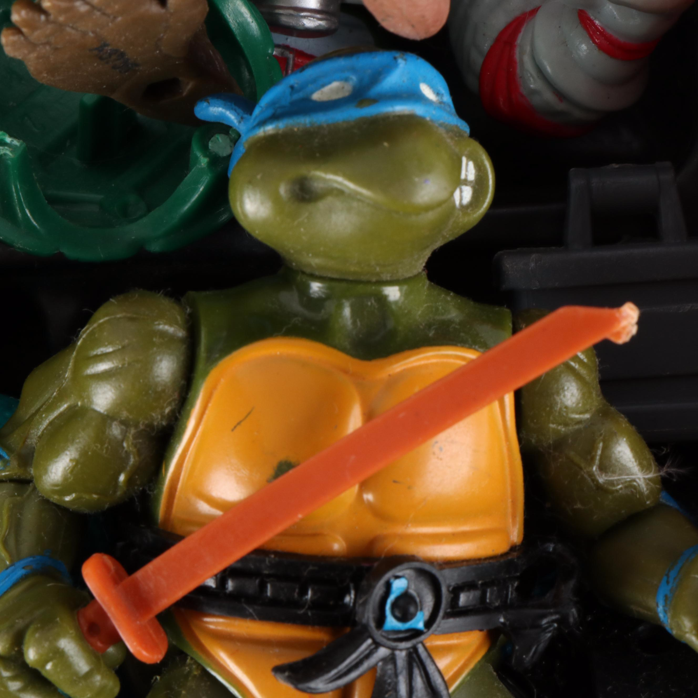 Teenage Mutant Ninja Turtles Collector Case with Various Figurines