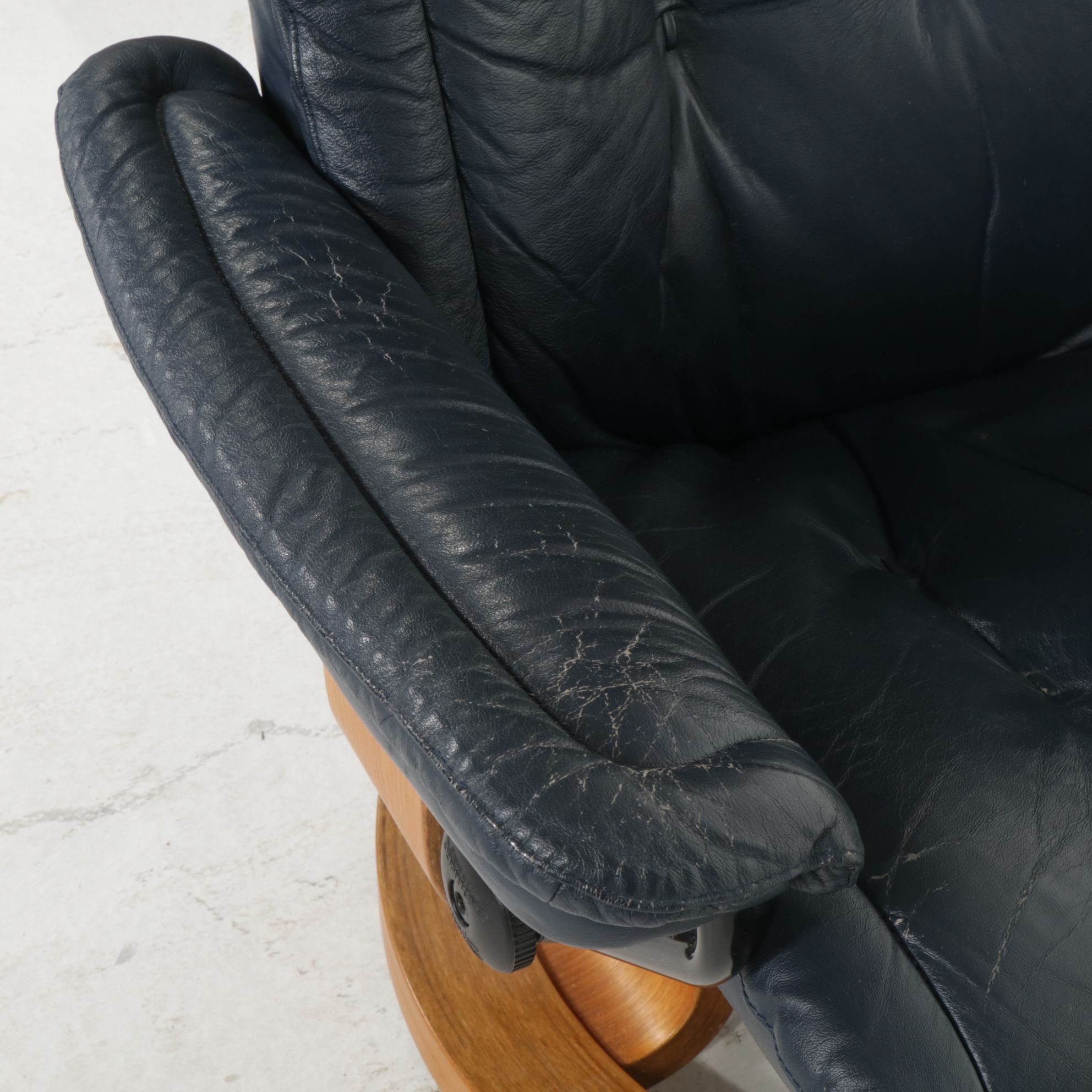 Ekornes Scandinavian Modern Formed Wood Leather Lounge Chair