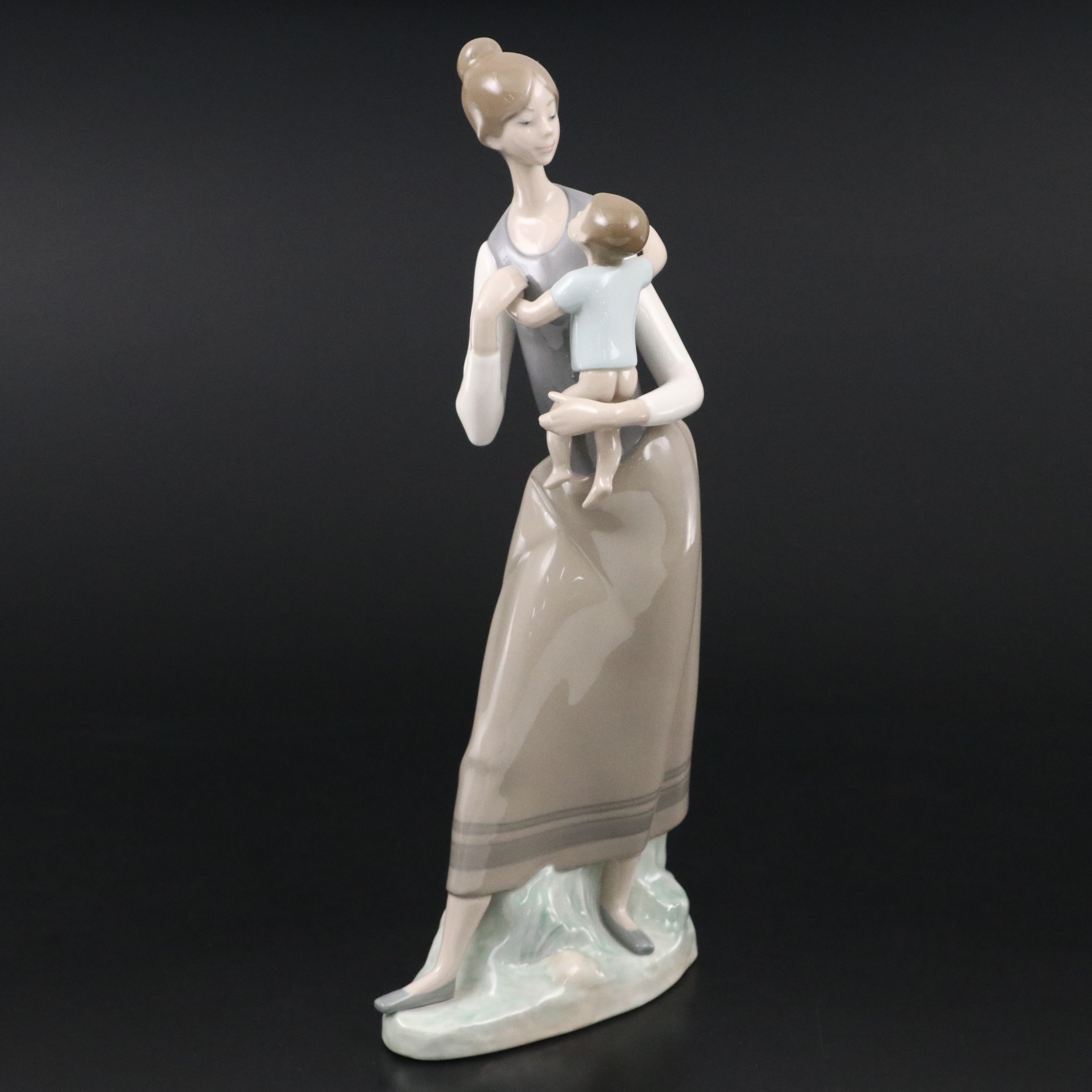 Lladró "Mother and Child" Porcelain Figure