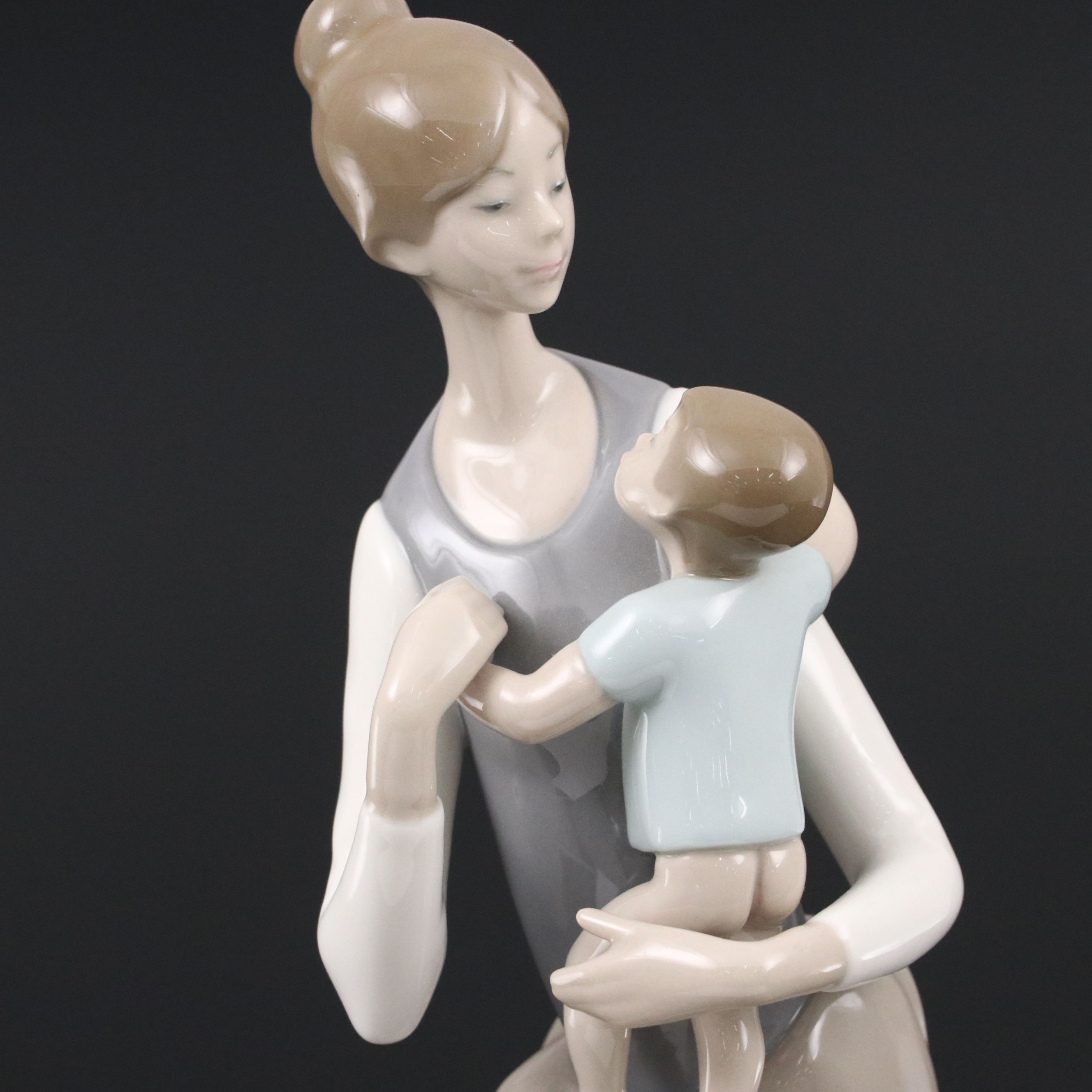 Lladró "Mother and Child" Porcelain Figure